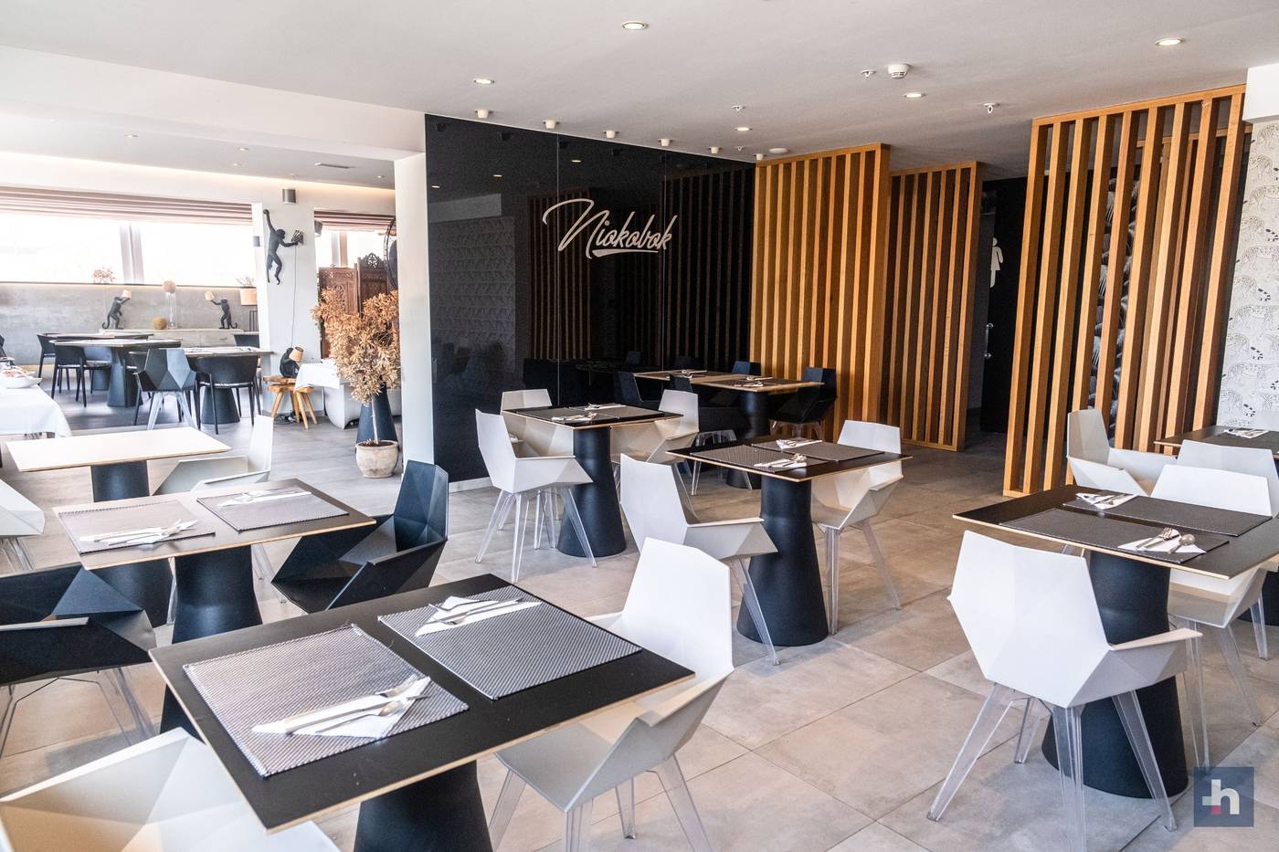 Adonis-Plaza-Restaurant-30