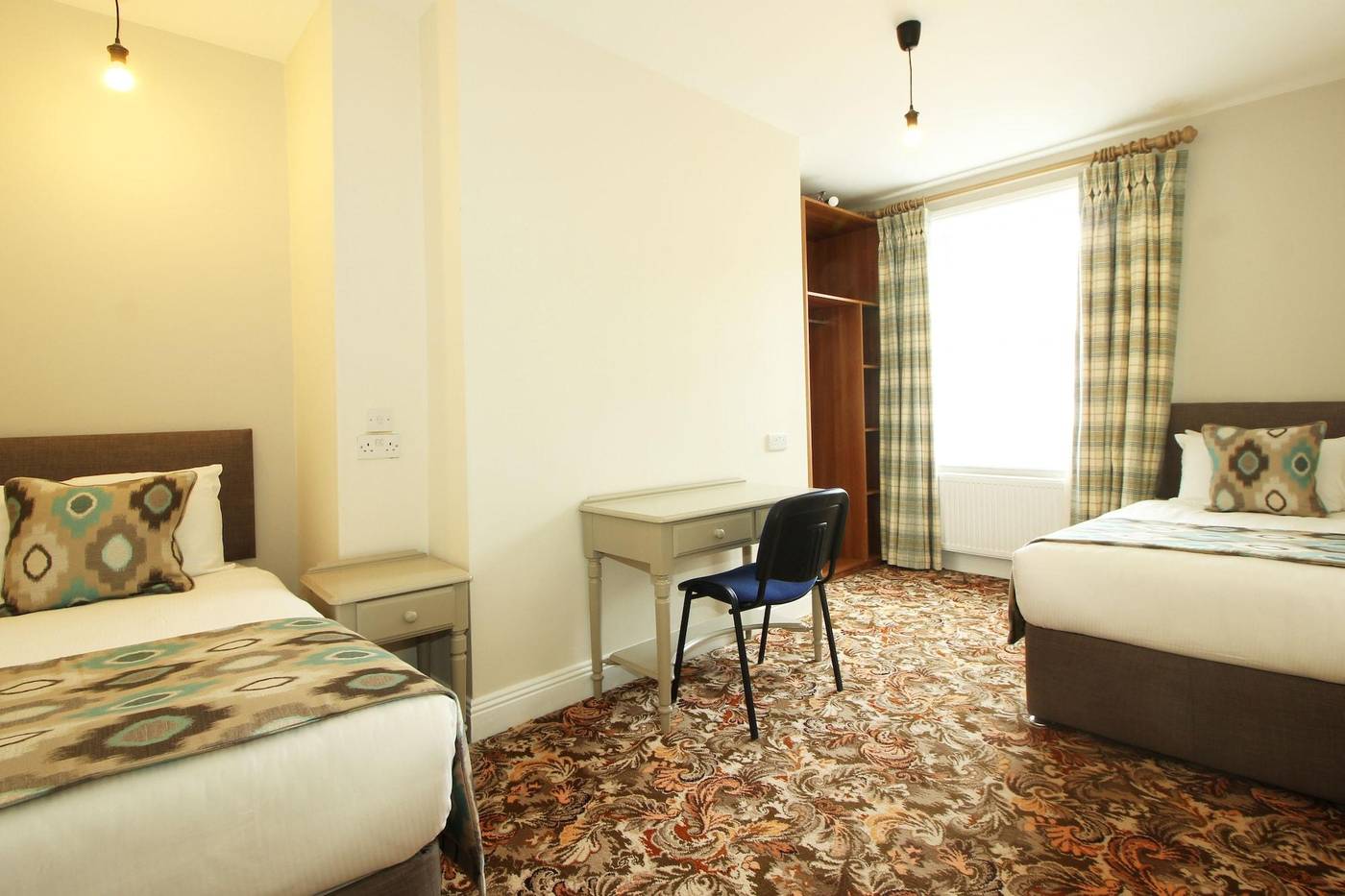 Tom-Dick-and-Harriet-s-Room-5