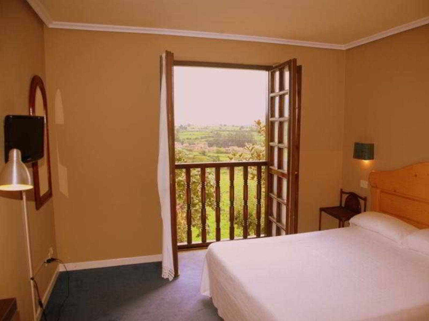 Colegiata-Spain-SANTILLANA DEL MAR-Room-8