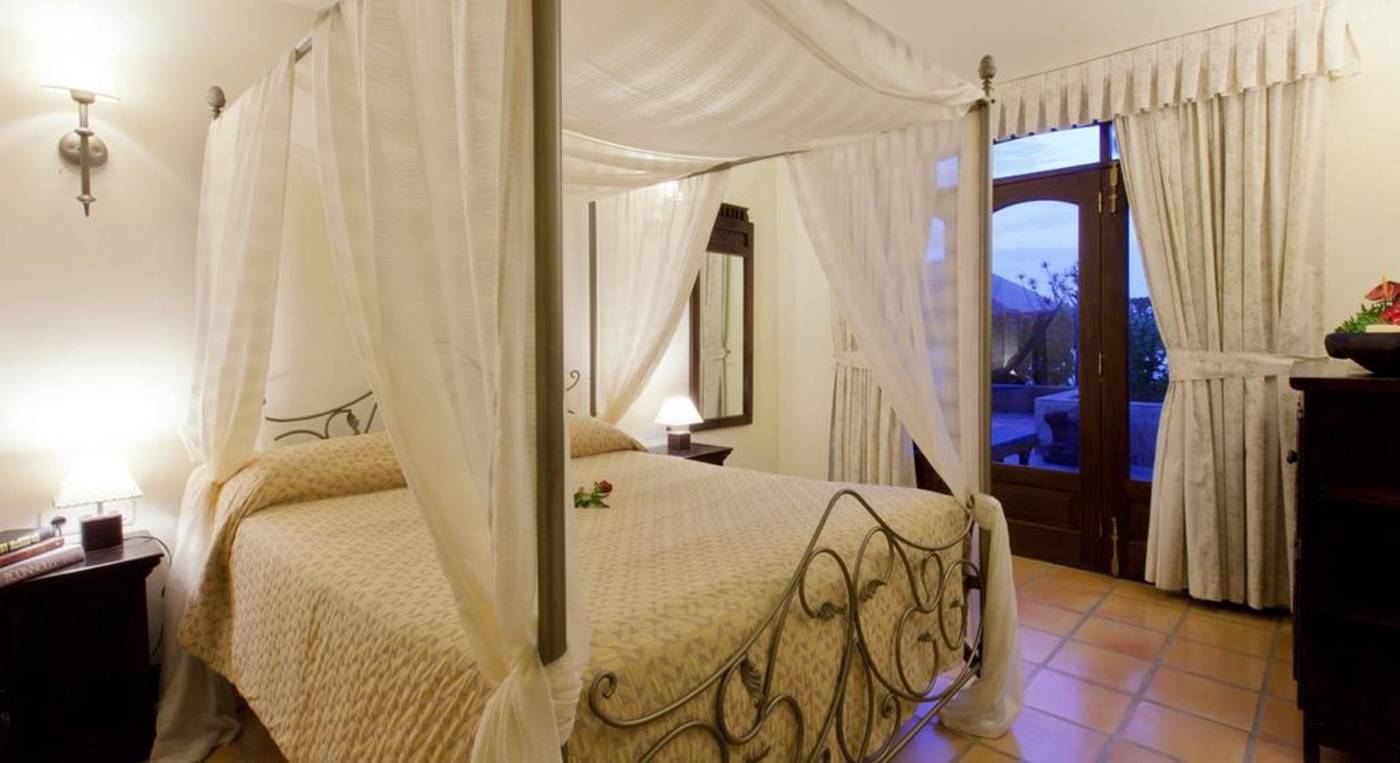 Regency-Country-Club-Room-27