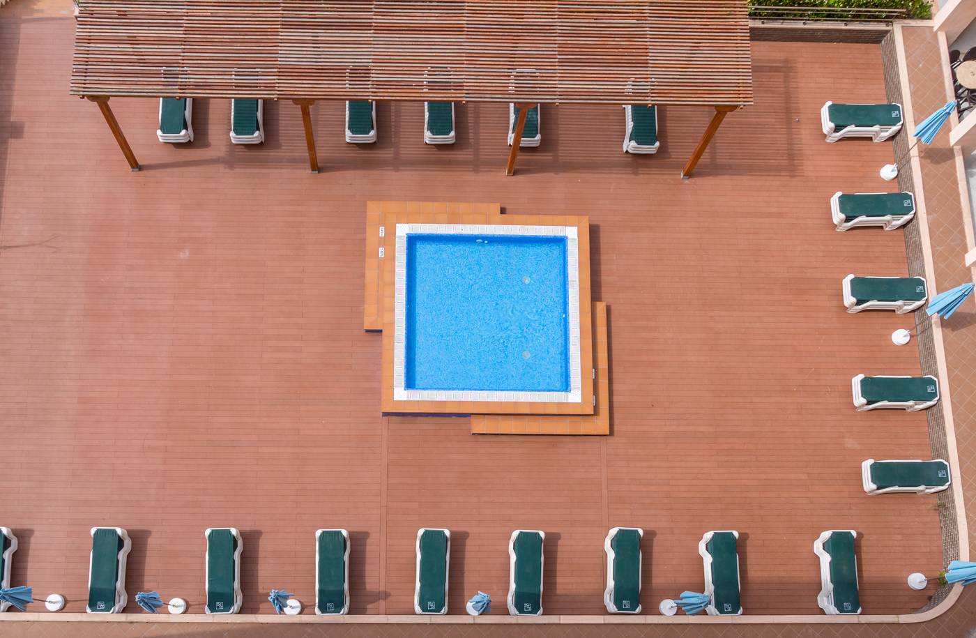 Golden-Avenida-Family-Suites-Pool-14