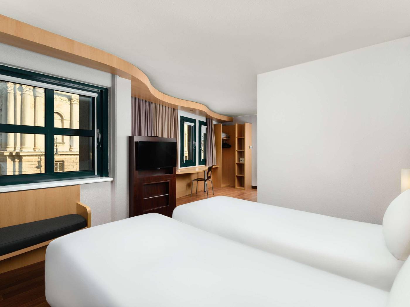 Ibis-Hotel-Heroes-Square-Room-22