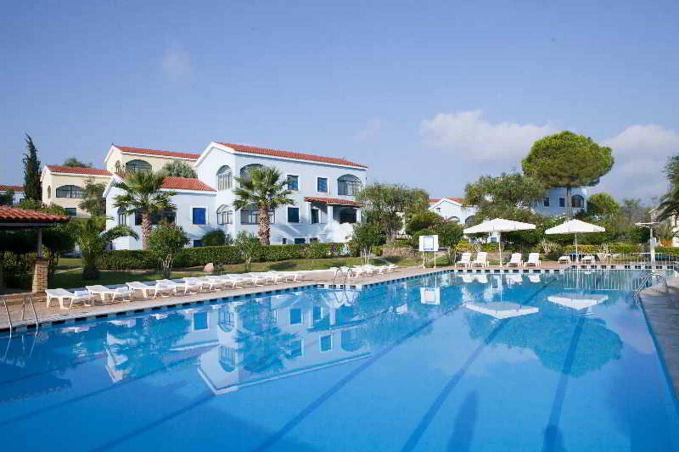 Govino-Bay-Apartments-Pool-6