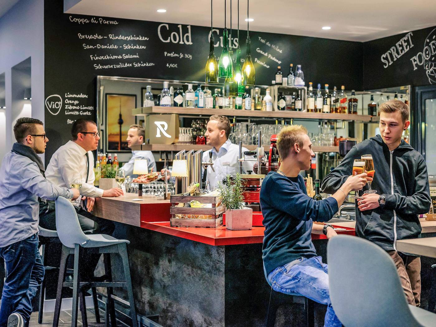 Mercure----Residenz-Berlin-Checkpoint-Charlie-Bar-24