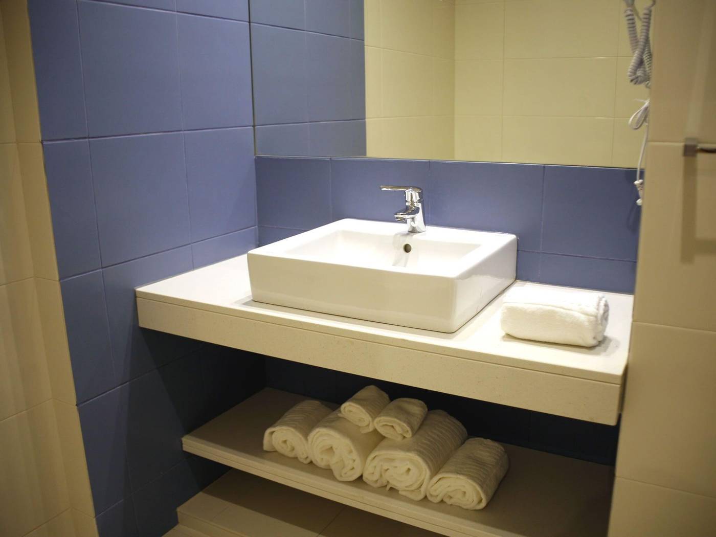 Lisbon-Style-Guesthouse-Room-15