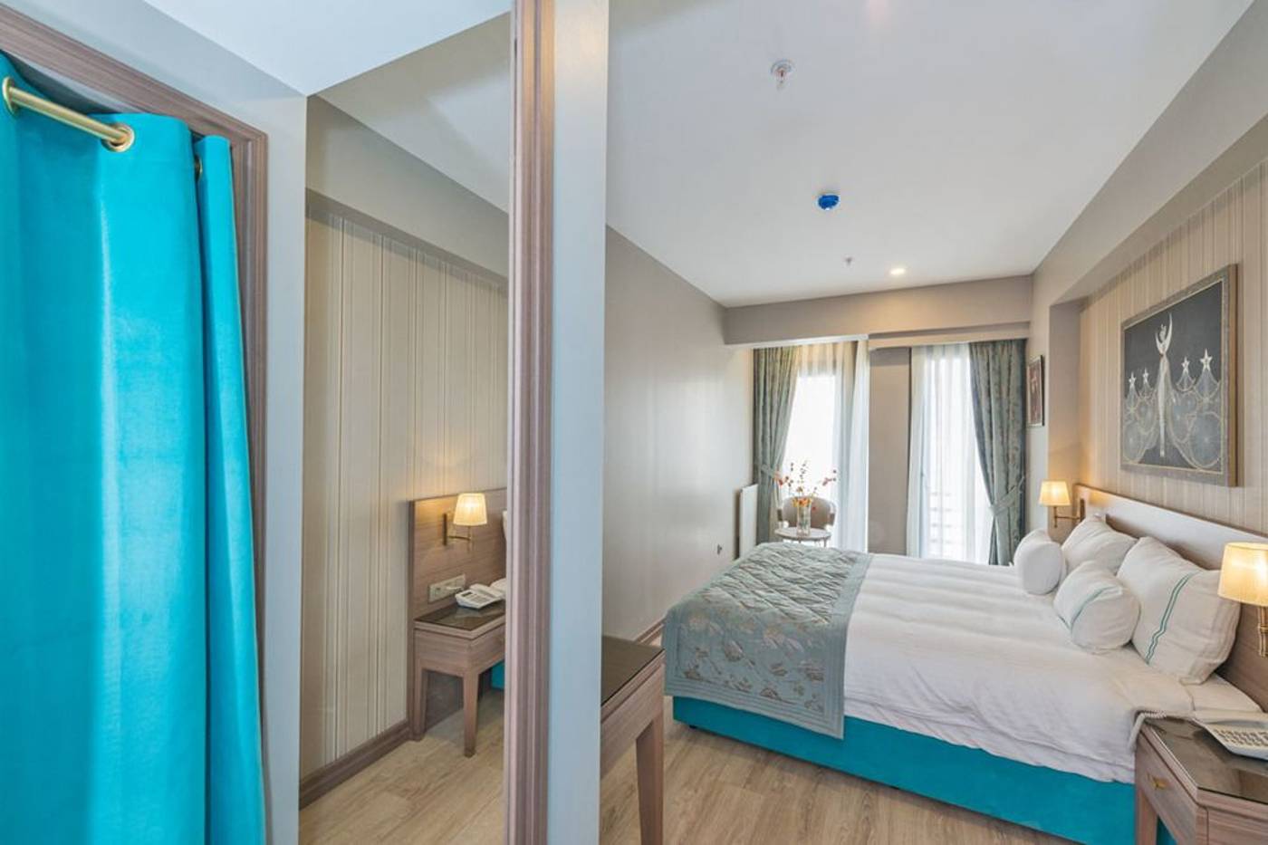 Taximist-Hotel-Room-13