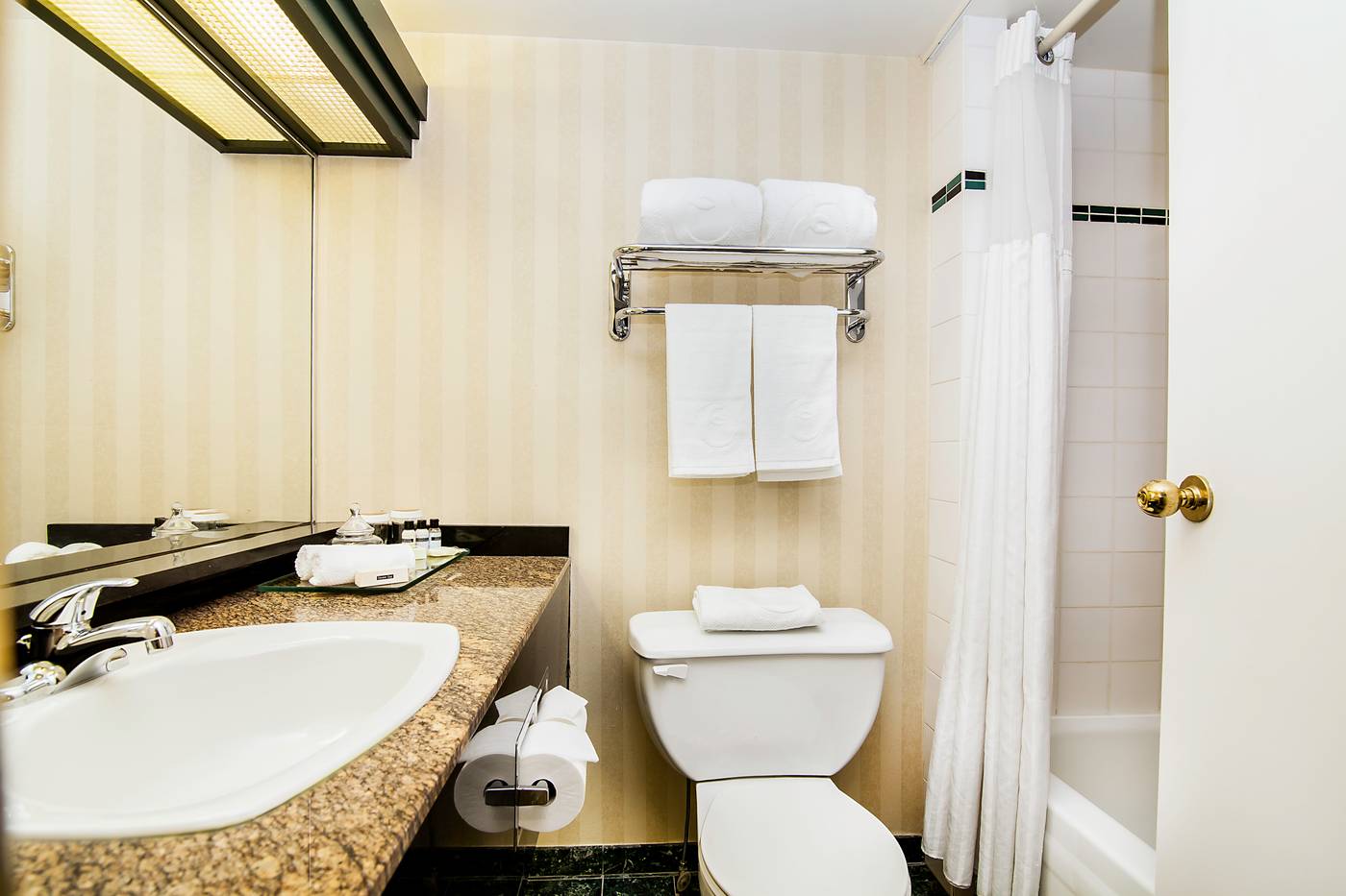 Executive-Suites-Hotel-Metro-Vancouver-Burnaby-Room-22