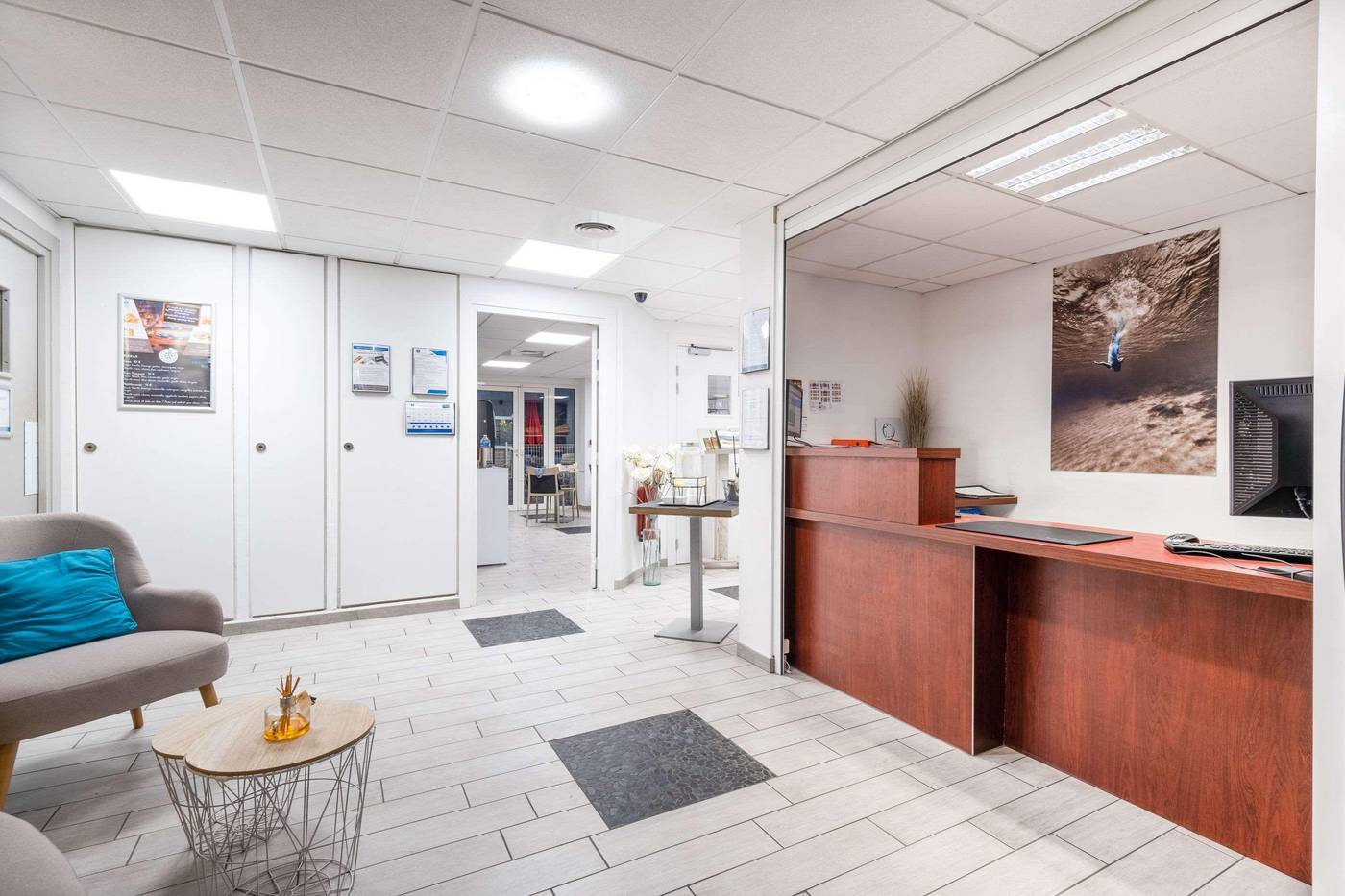 Comfort-Suites-Cannes-Mandelieu-Lobby-58