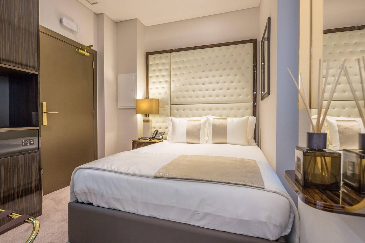 Meraprime-Gold-Design-Hotel-Room-21