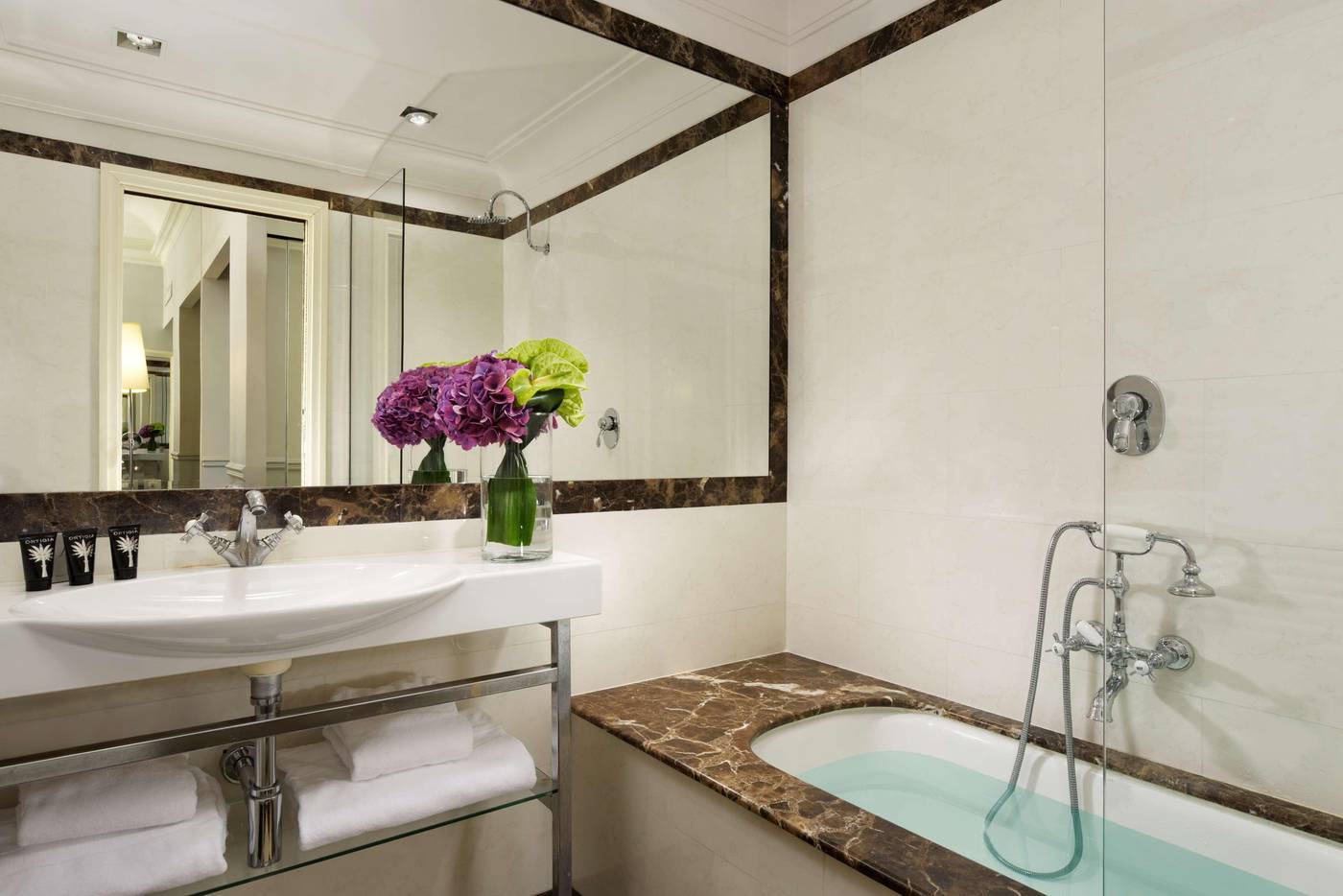 Leon-s-Place-Hotel-Room-28