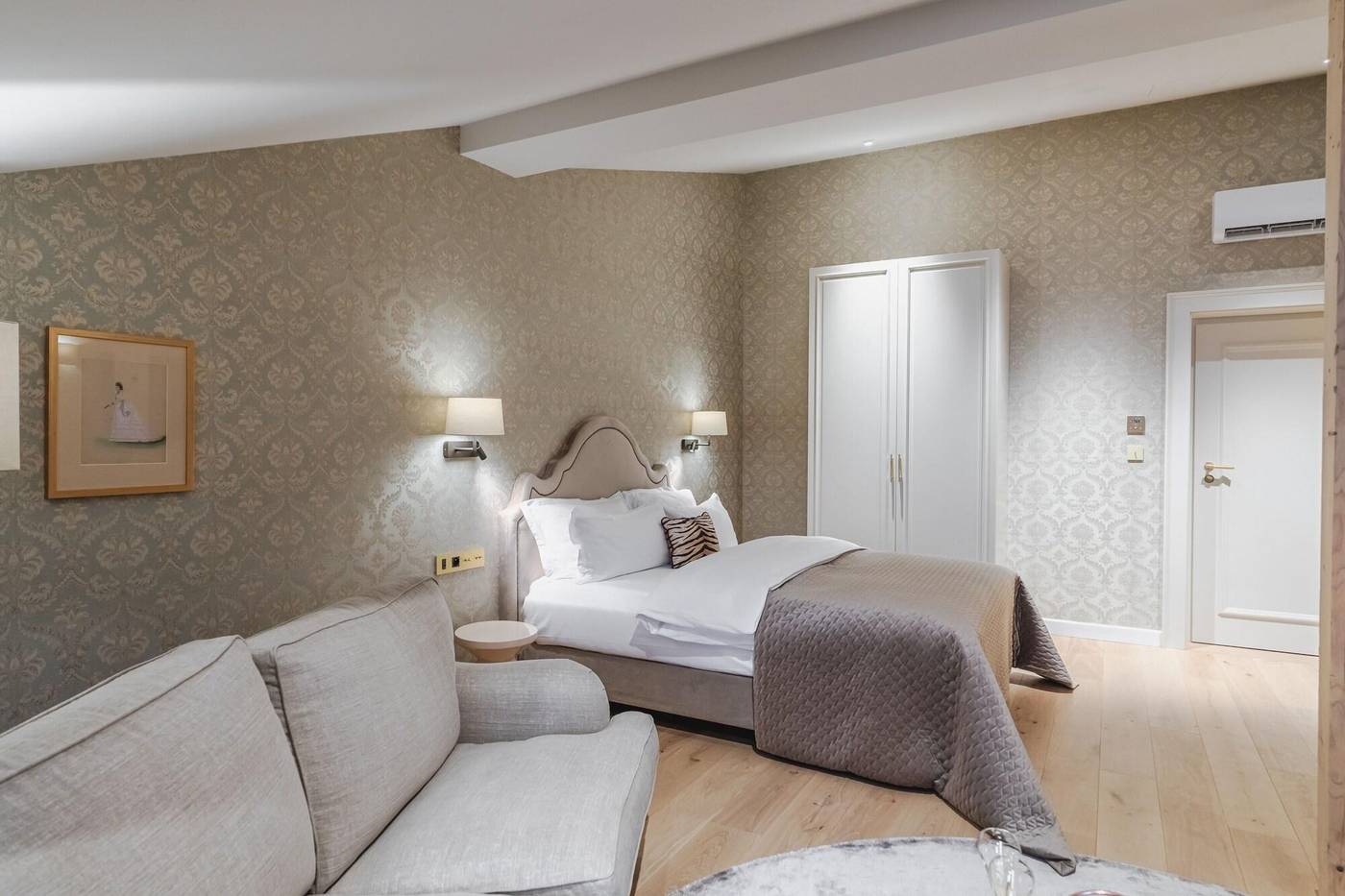 Hotel-Unicus-Palace-Old-Town---Destigo-Hotels-Room-37