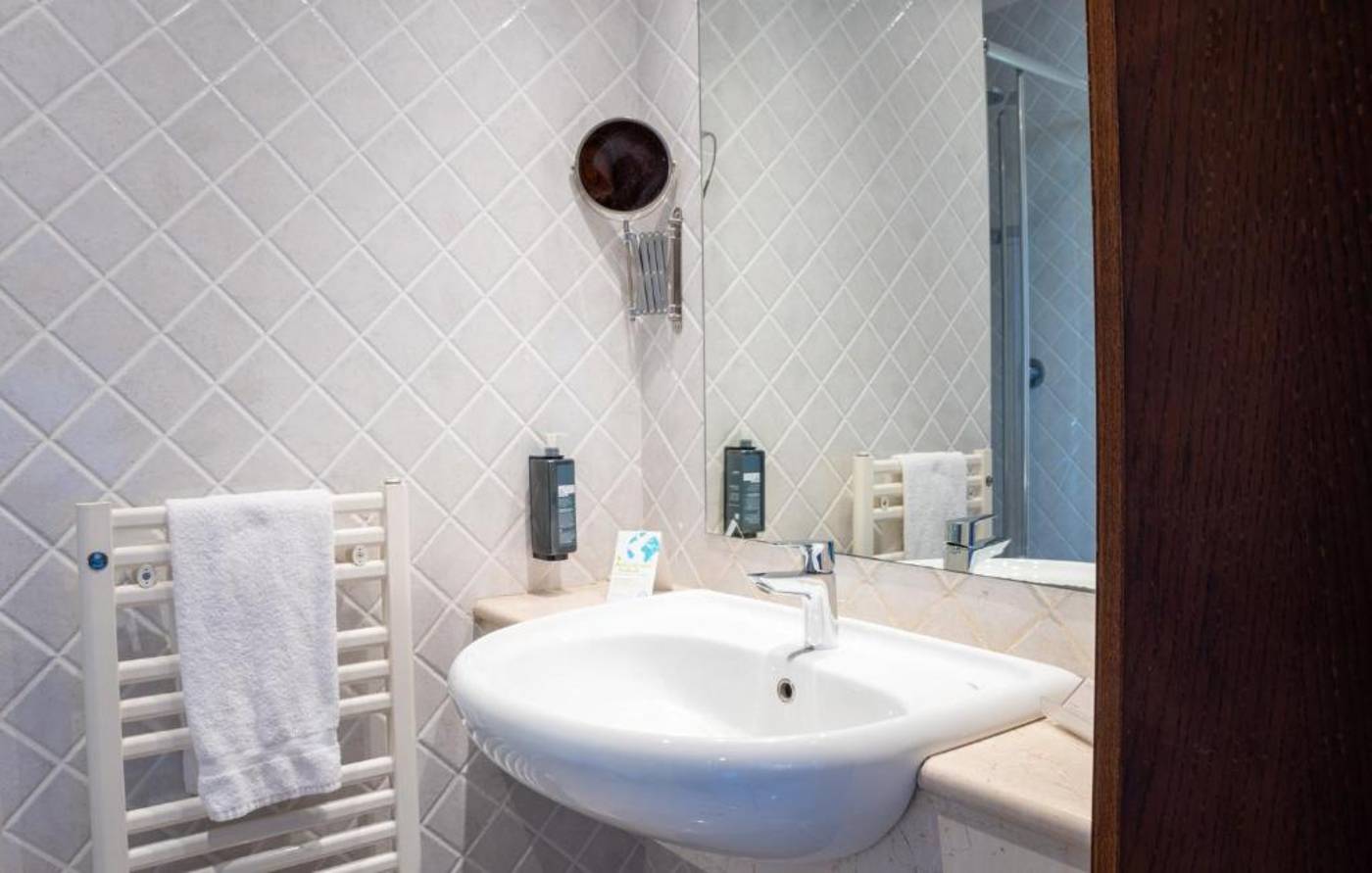 TH-Roma---Carpegna-Palace-Room-29