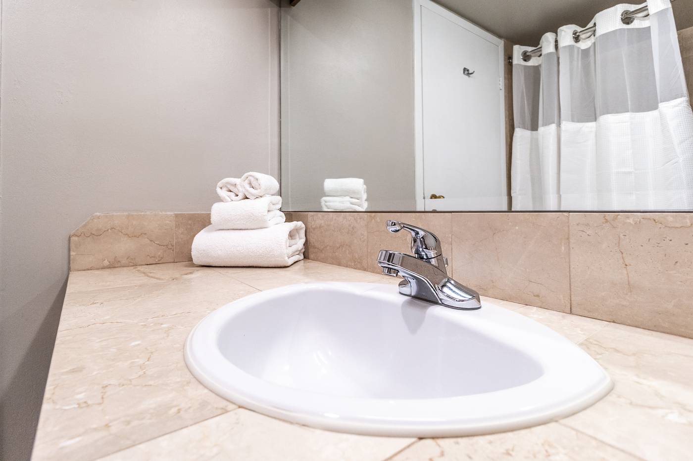 Atrium-Hotel-Vancouver-Room-57