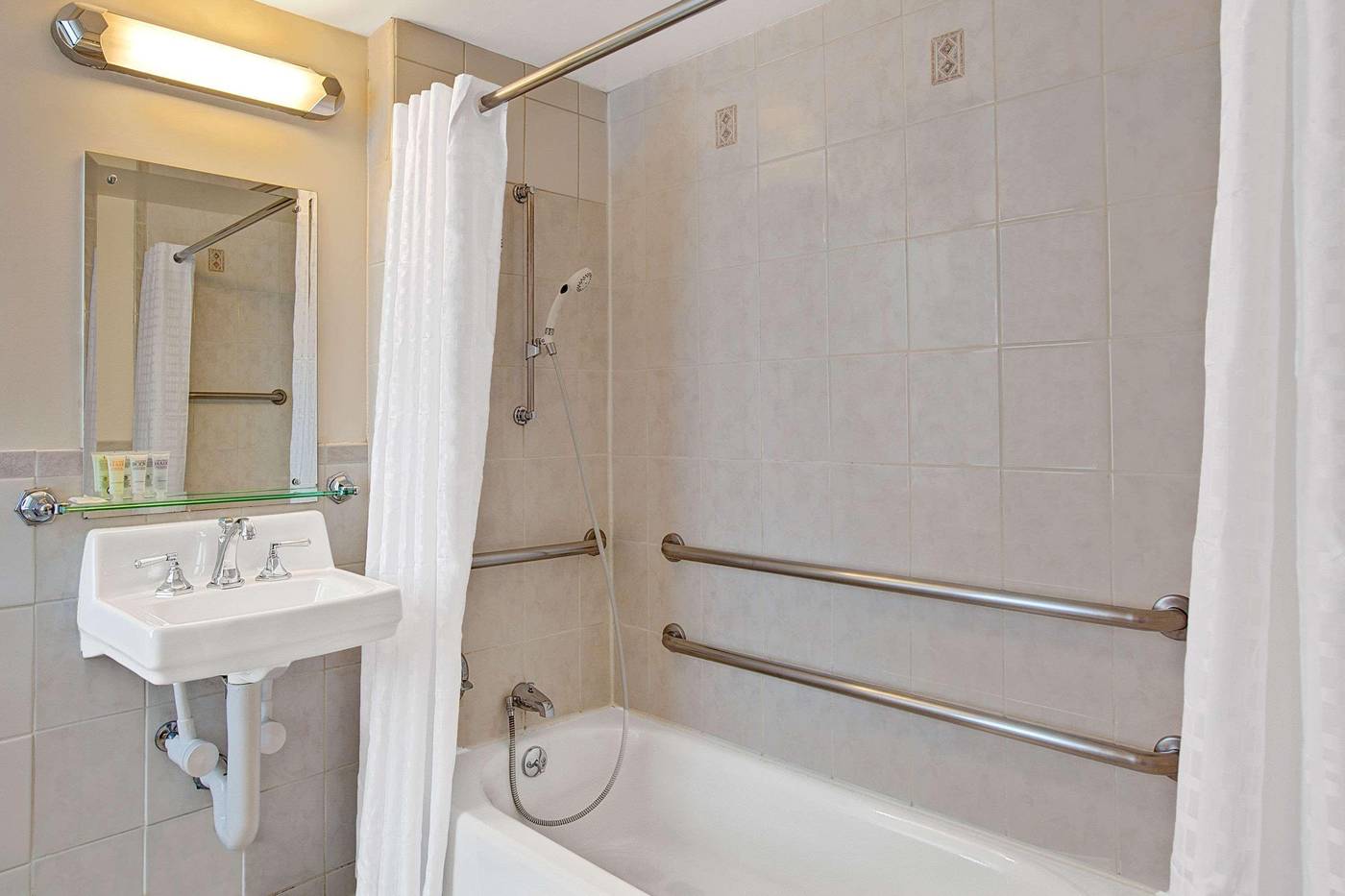 New-Yorker--A-Lotte-Hotel-Room-41