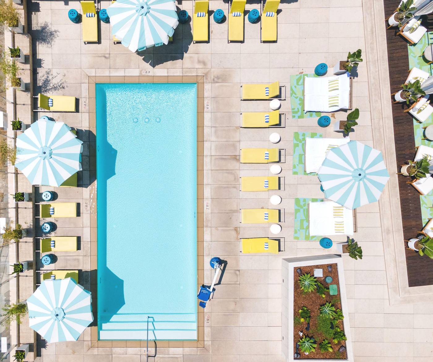 Hotel-Indigo-Los-Angeles-Downtown-Pool-6