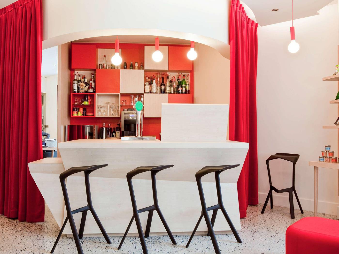 ibis-Styles-Paris-Mairie-de-Montreuil-Bar-8