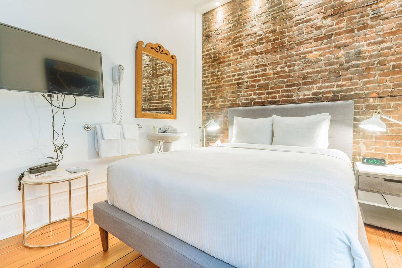 Victorian-Hotel-Vancouver-Room-40