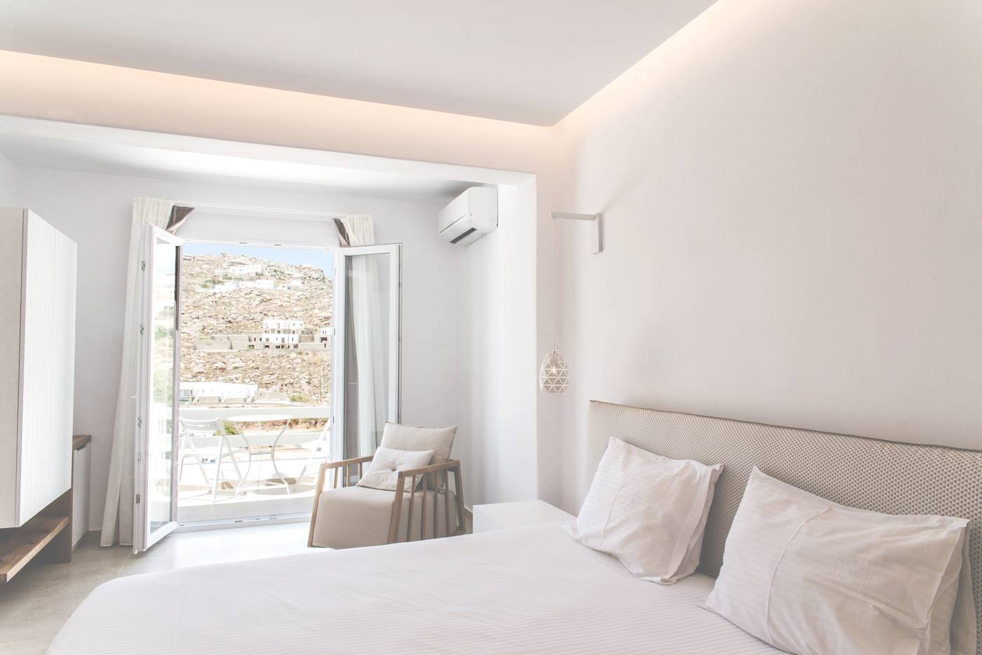 Super-Paradise-Hotel-Room-15