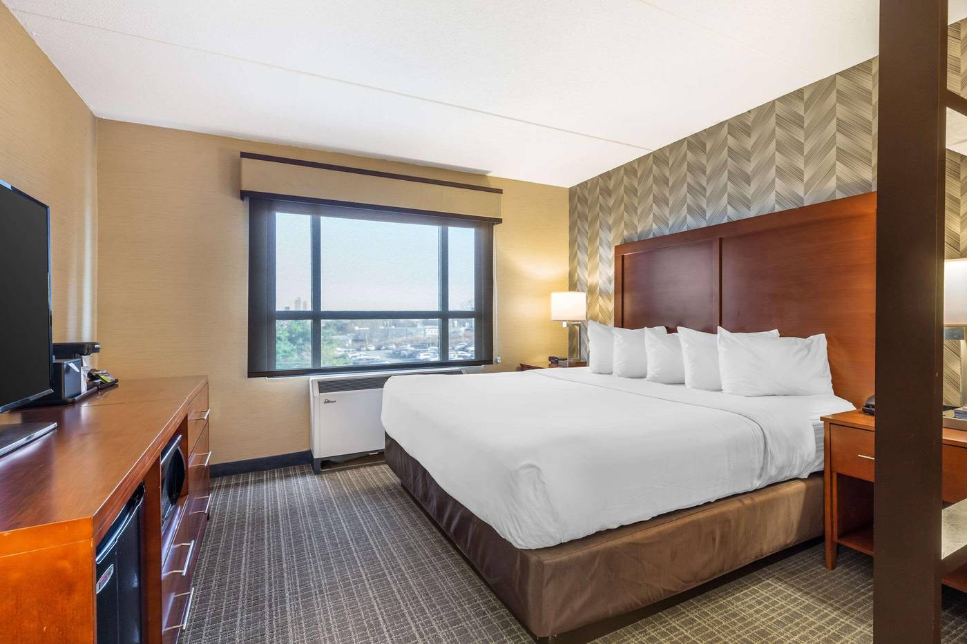 Comfort-Inn---Suites-Logan-Airport-Room-27