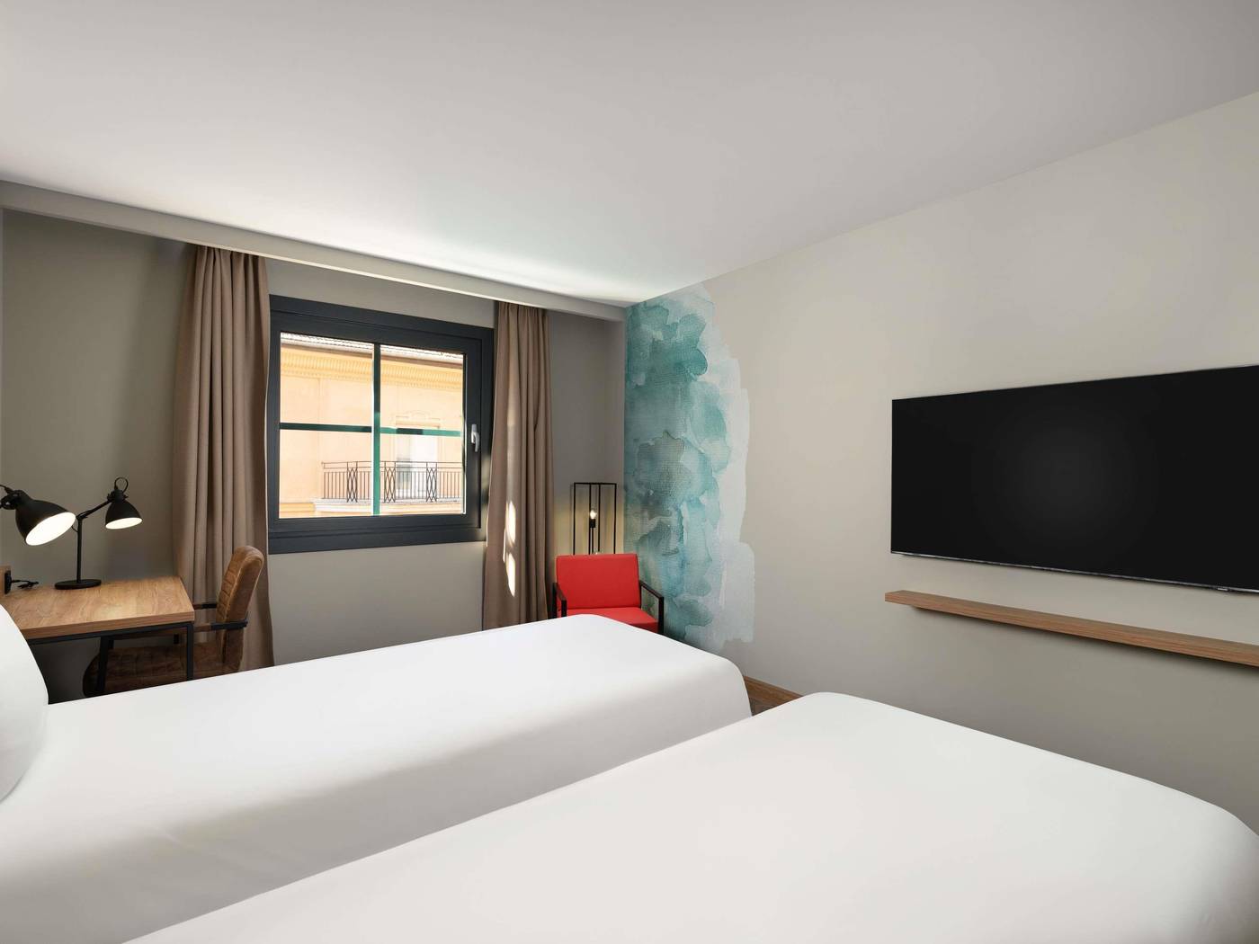 Ibis-Hotel-Heroes-Square-Room-38