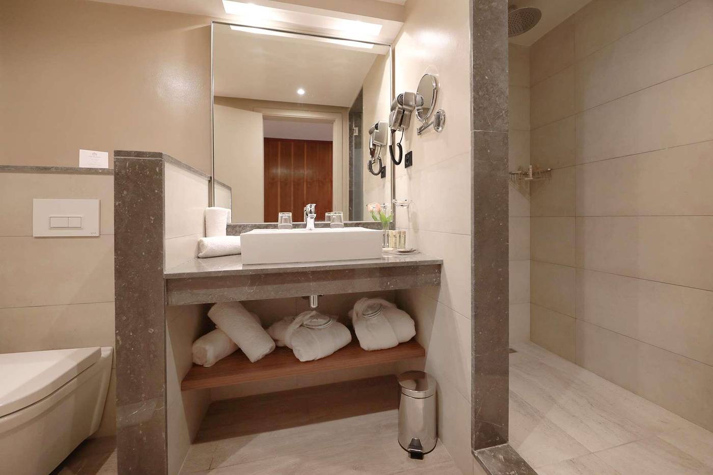 Kenzi-Rose-Garden-Room-31