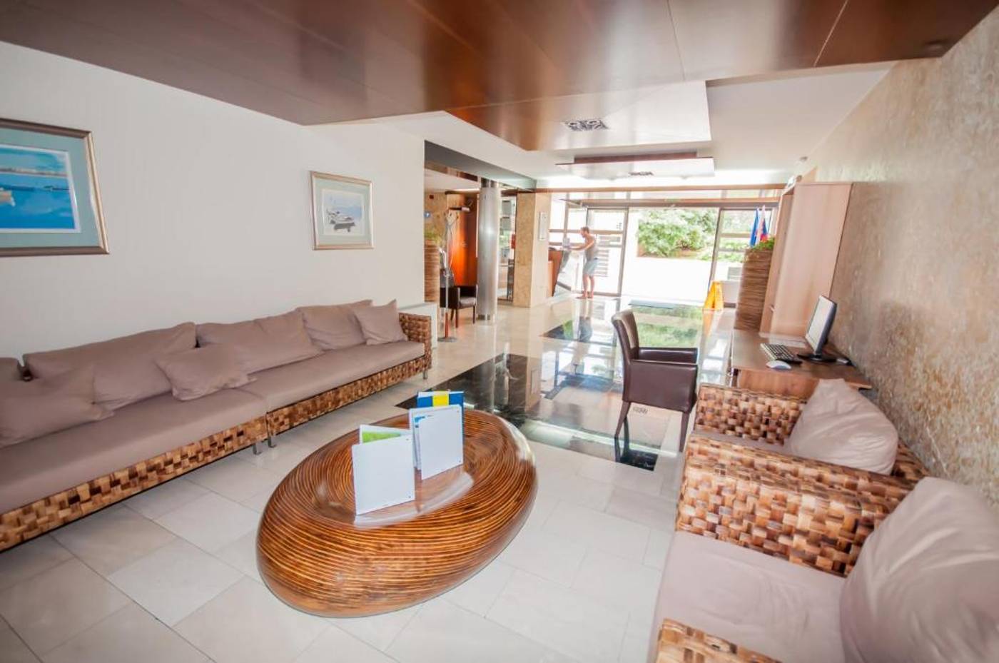 Bozava---Maxim-Lobby-16