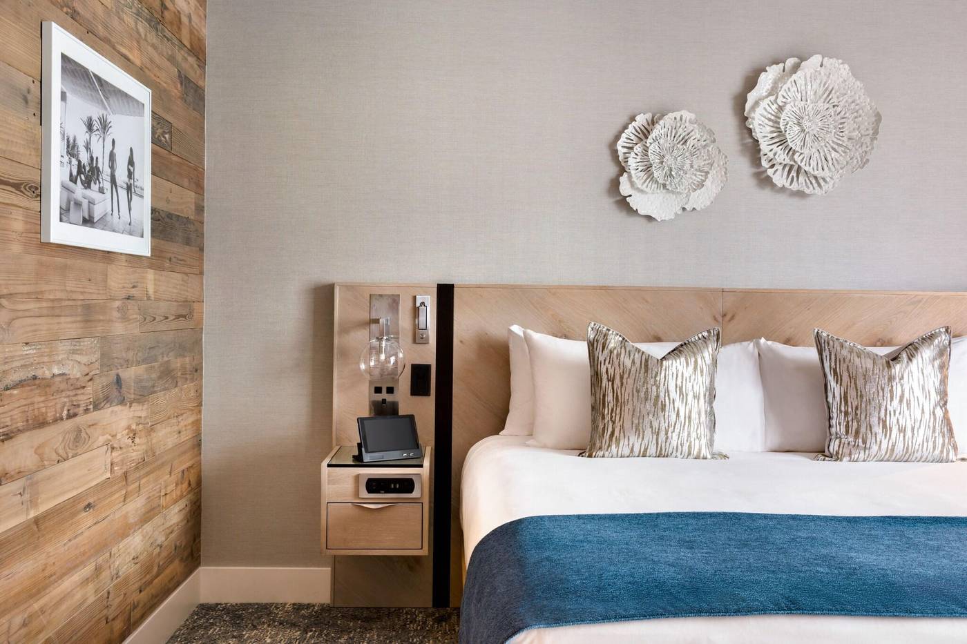 Seaside-Hotel-North-Vancouver-Room-17