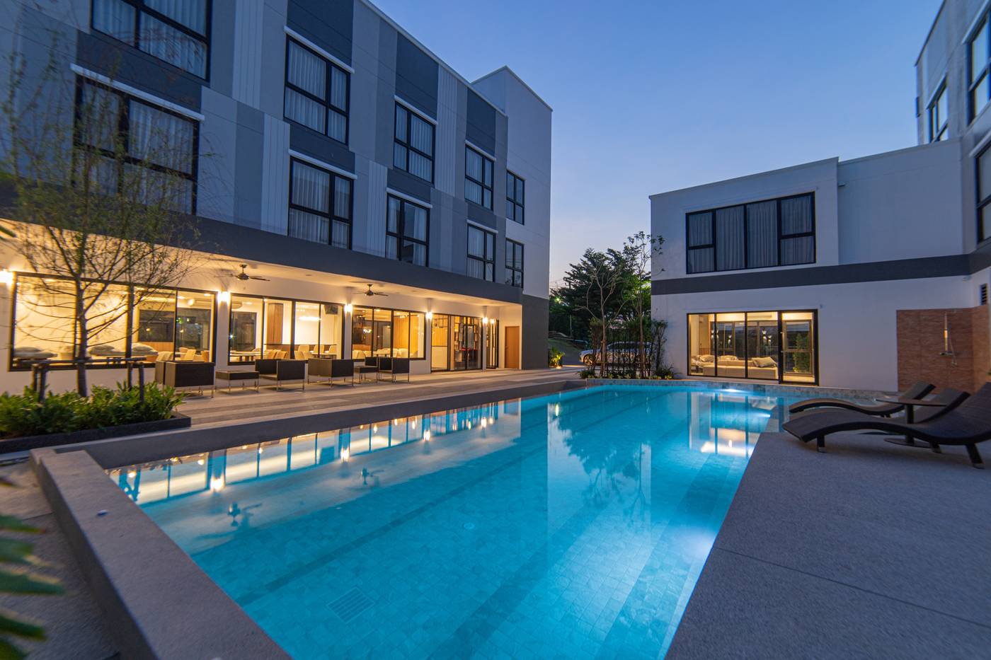 Gate43-Airport-Hotel-Pool-3