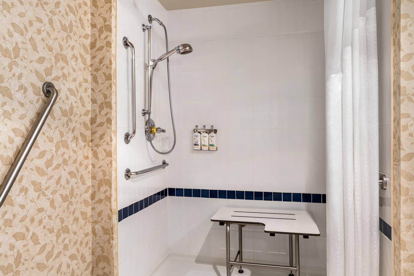 Holiday-Inn---Suites-North-Vancouver-Room-18