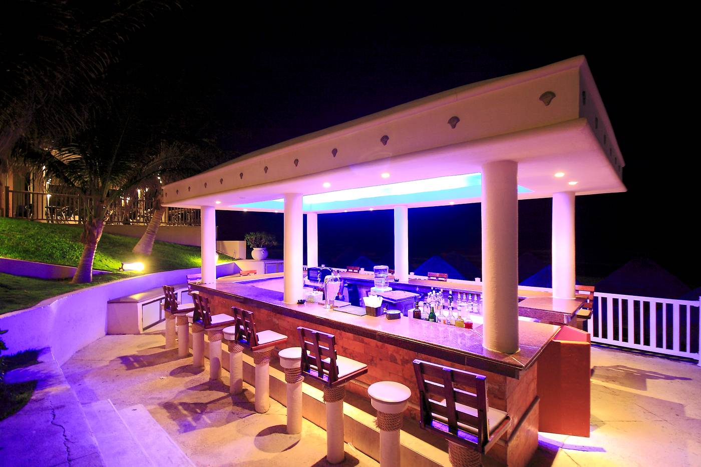 Golden-Parnassus-Resort--Adults-Only-All-Inclusive-Bar-10