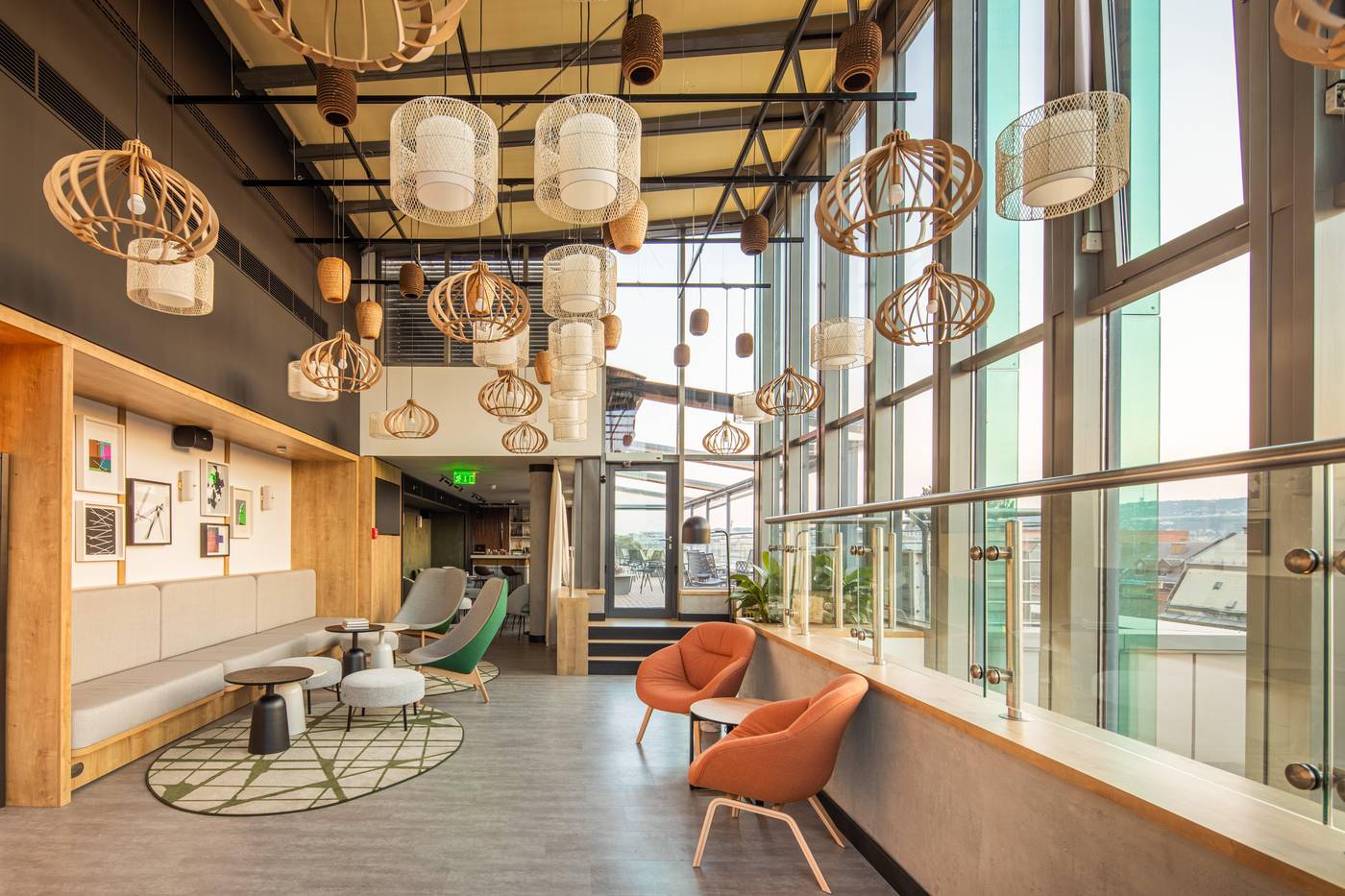 Crowne-Plaza-Budapest-Lobby-7