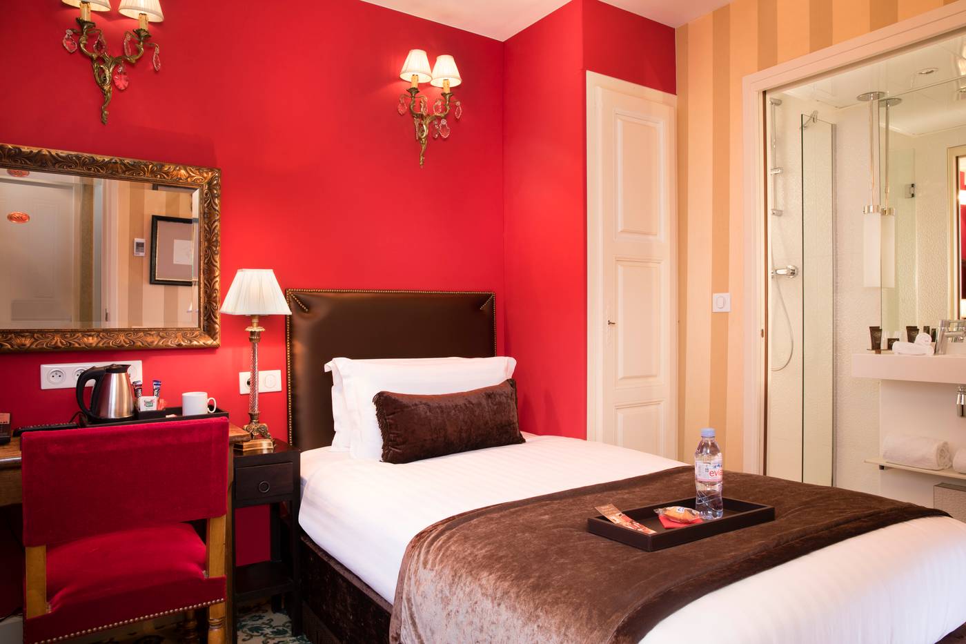 Hotel-Des-Deux-Continents-Room-4