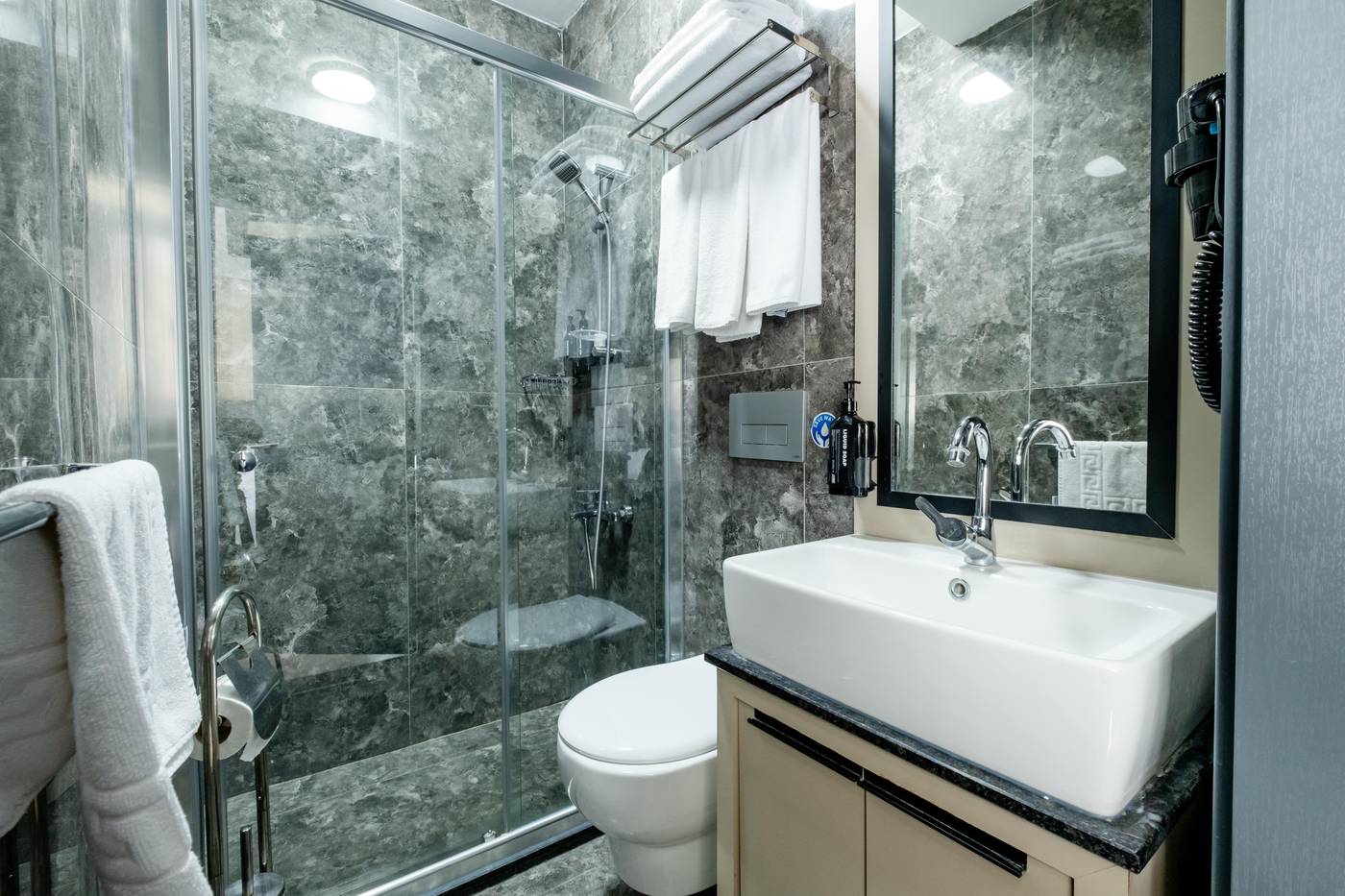 Frt-Airlines-Otel-Room-42