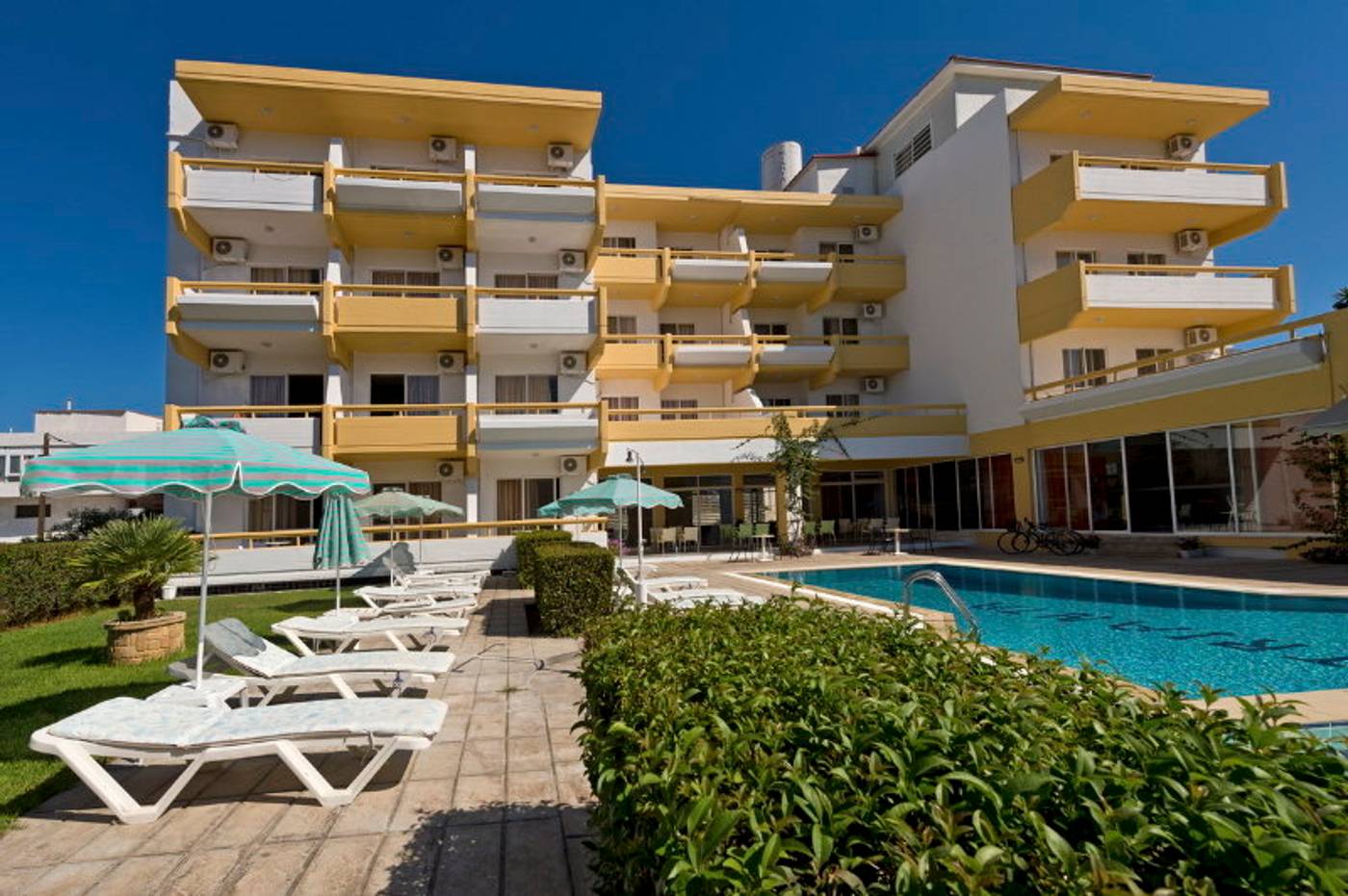 Trianta-Hotel-Apartments-Pool-4
