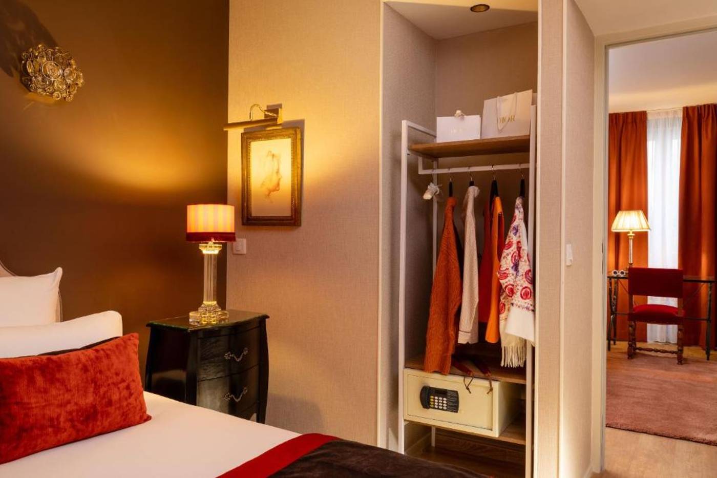 Hotel-Des-Deux-Continents-Room-19