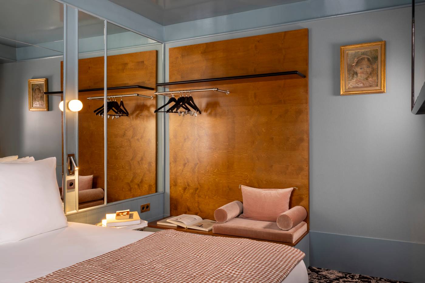 La-Conversation-Room-17