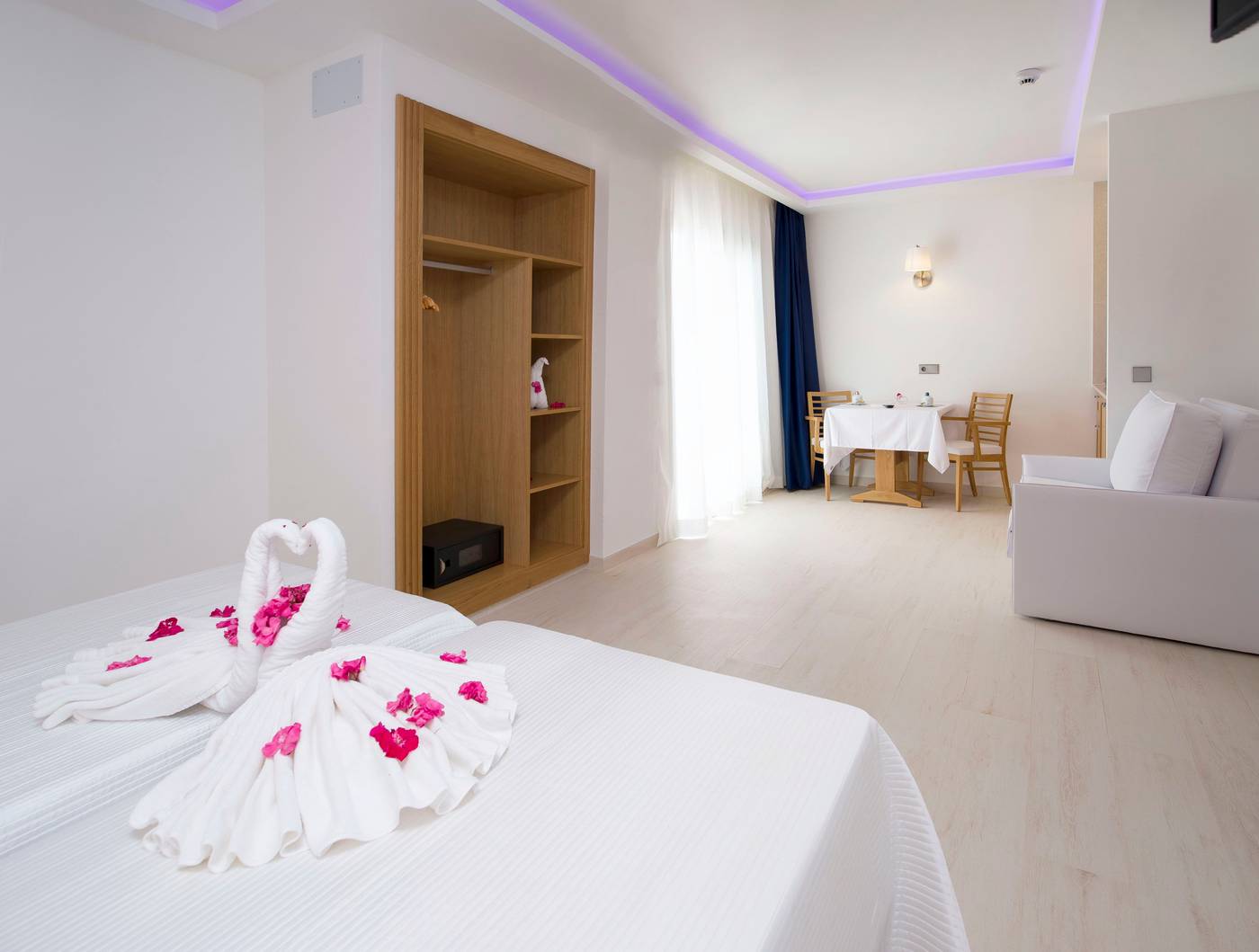 Apartamentos-Squash-Ibiza-Center-Room-24