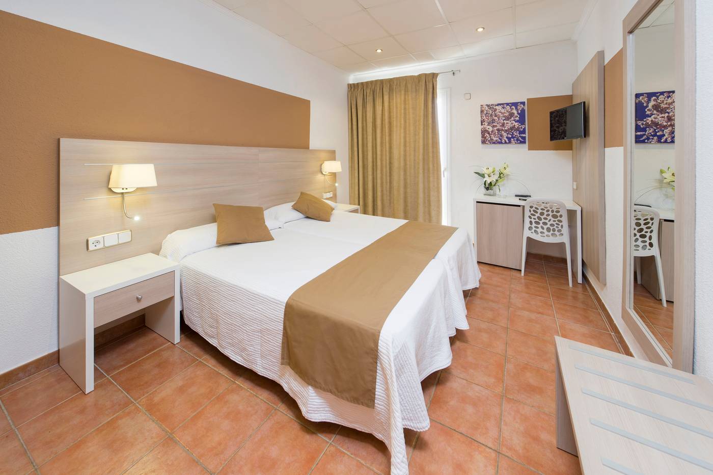 Hostal-Adelino-Room-9