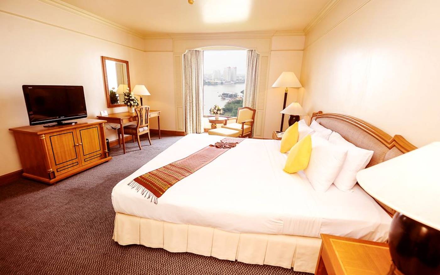 Montien-Riverside-Bangkok-Hotel-Room-38