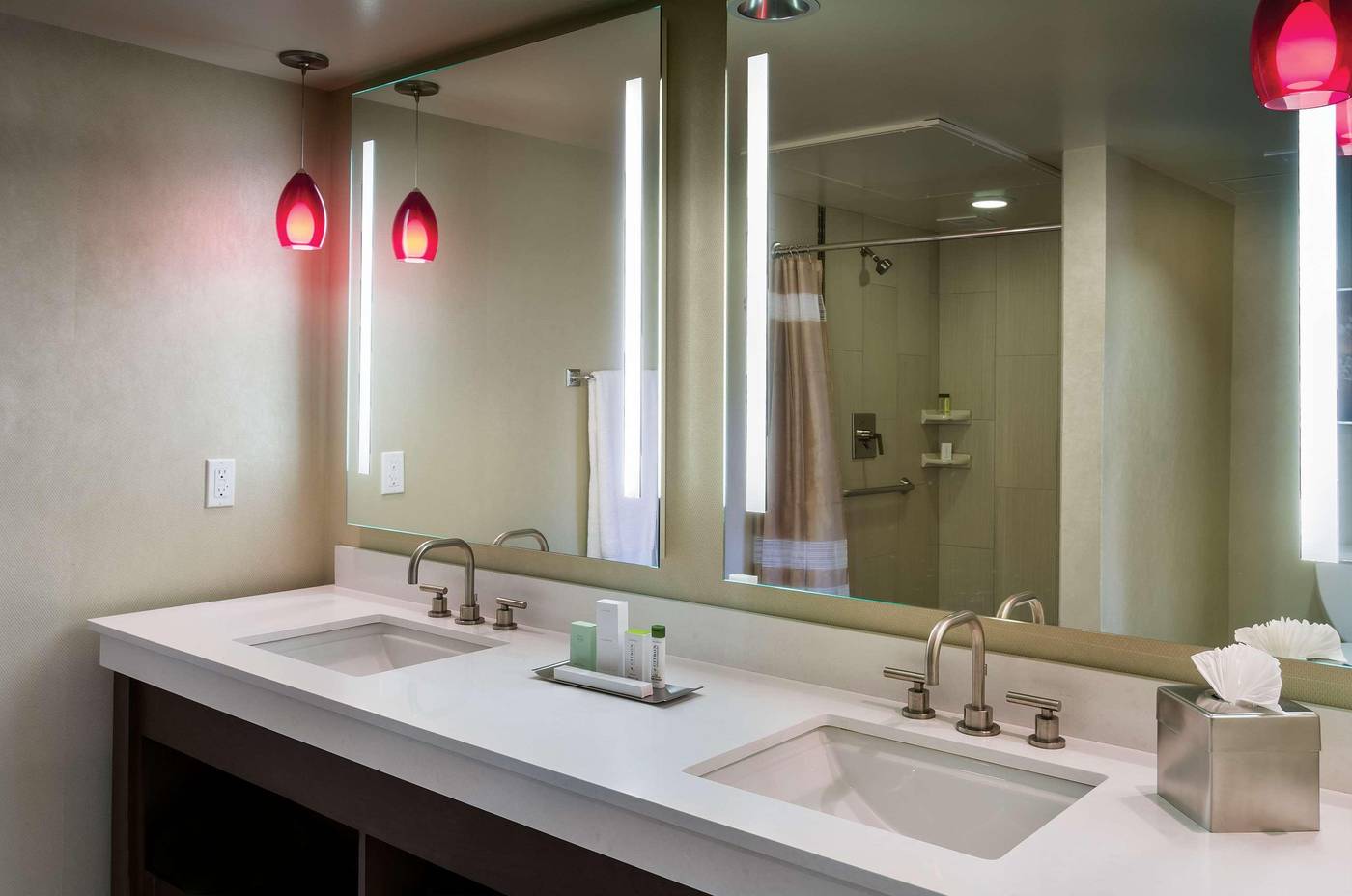 Doubletree-by-Hilton-Los-Angeles-Downtown-Room-25