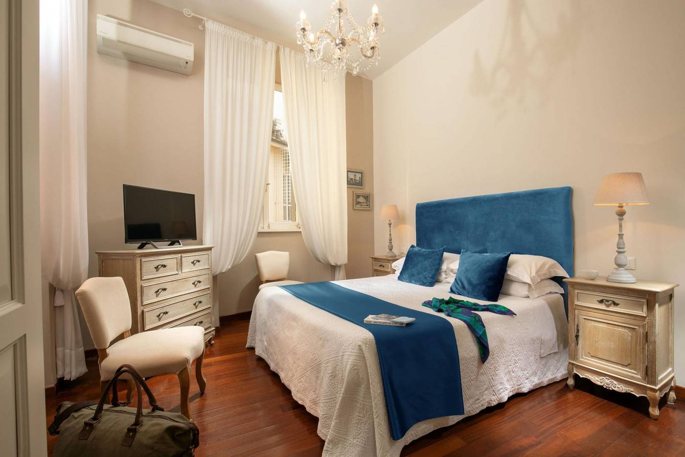 Avignonesi-Suites---Daplace-Collection-Room-10