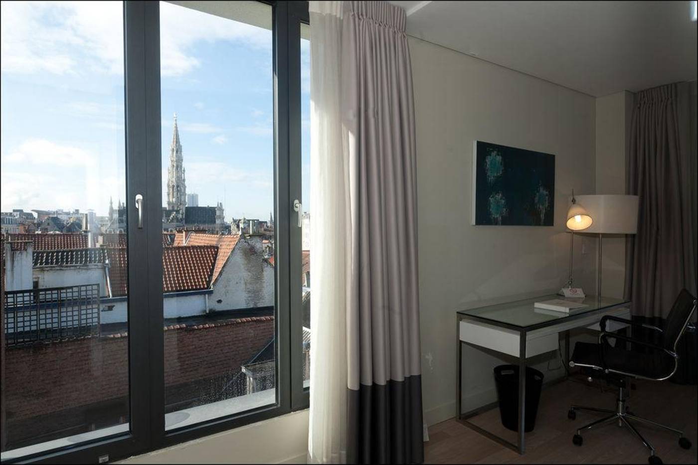 B-Aparthotel-Grand-Place-Room-16