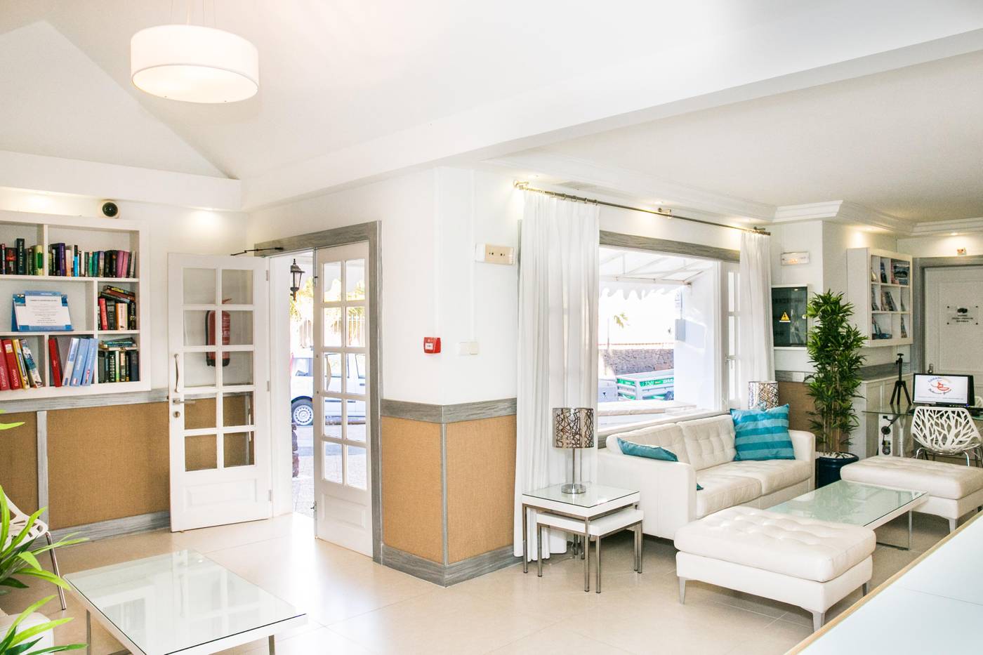 Apartamentos-LIVVO-Las-Gaviotas-Lobby-60