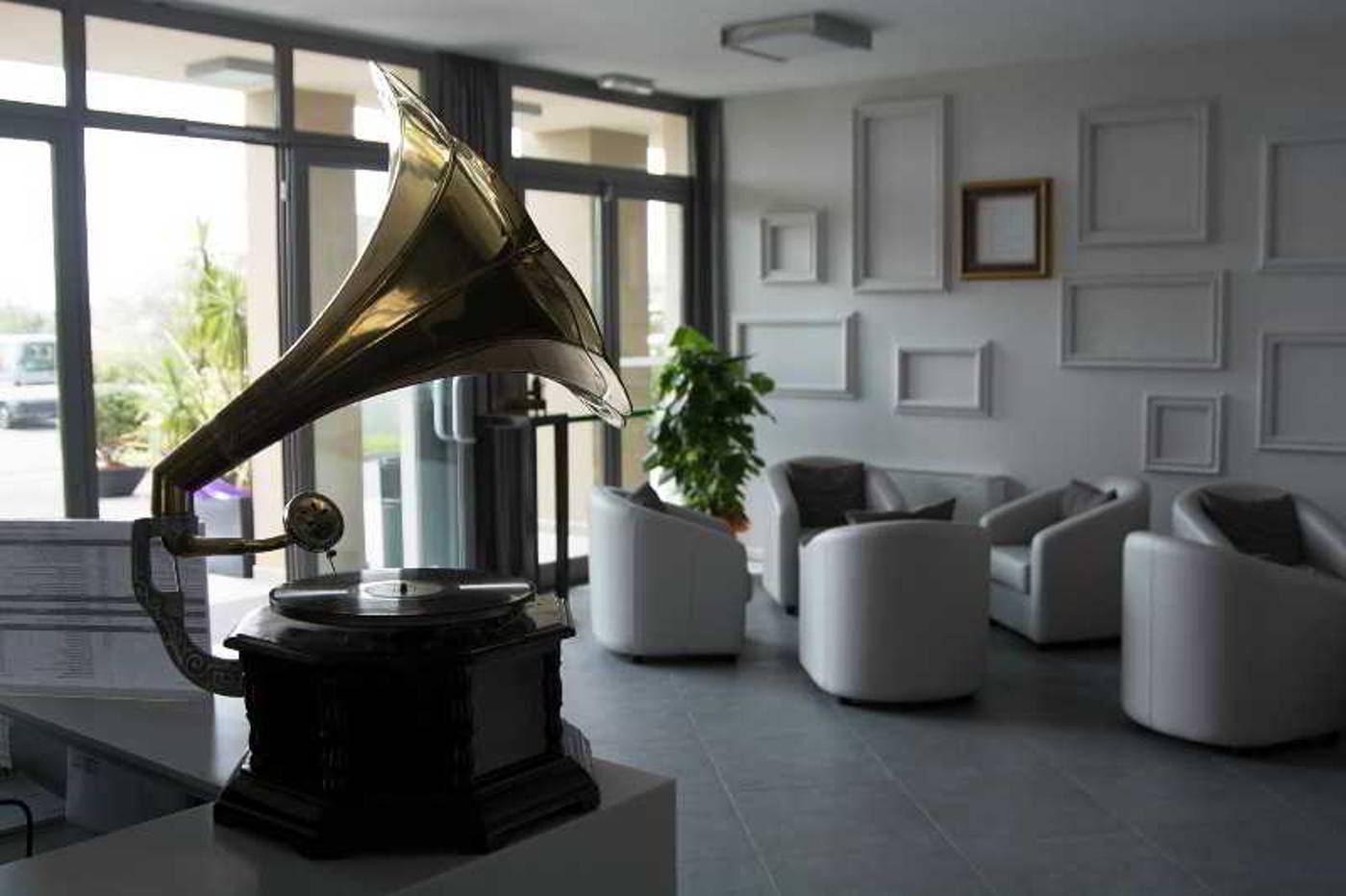 Hotel-Castelmartini-Lobby-2