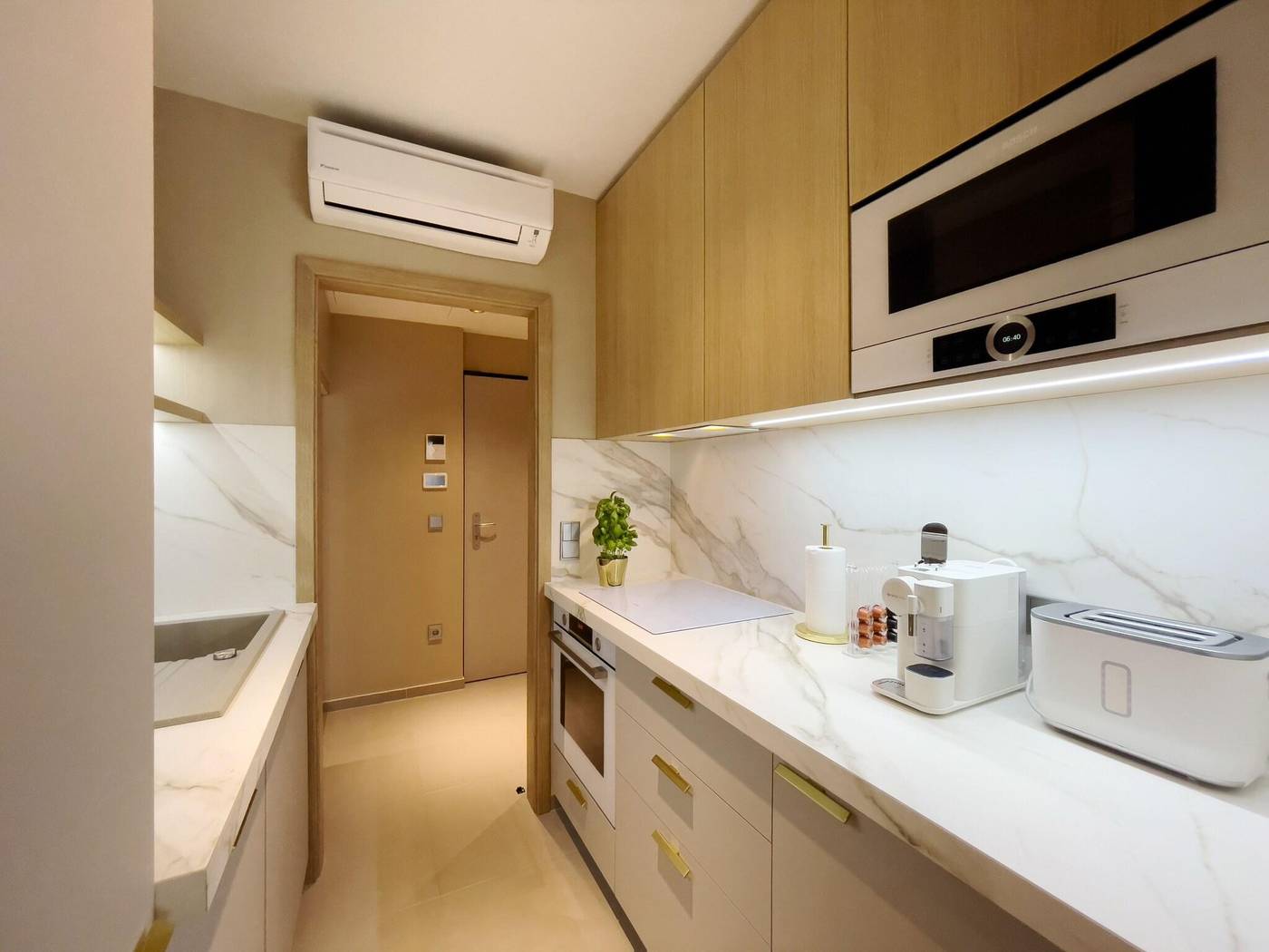 Hotel-Emerald---Suites-Room-83