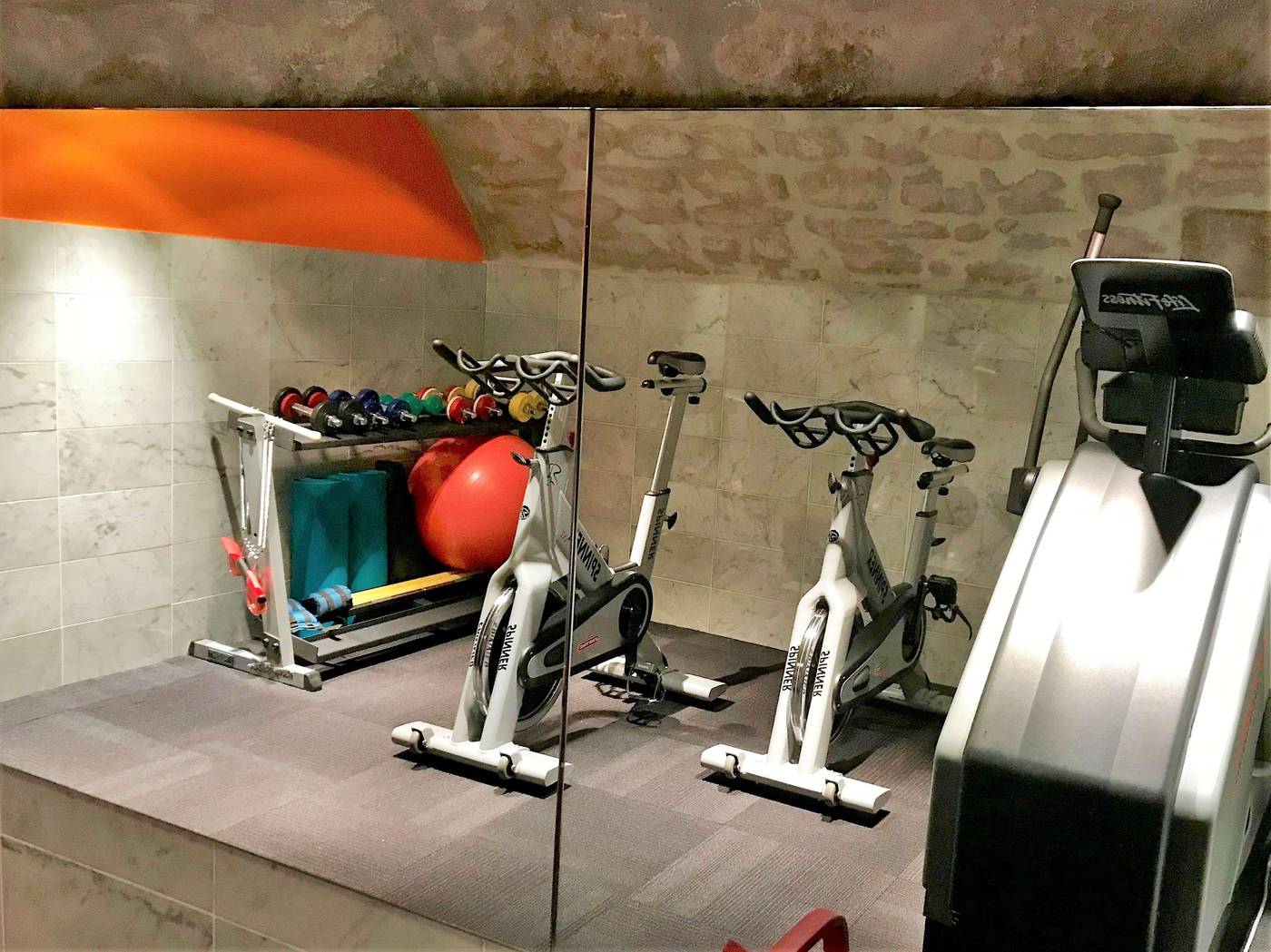 Hotel-Golden-Tulip-Opera-De-Noailles-Sports-and-Entertainment-59