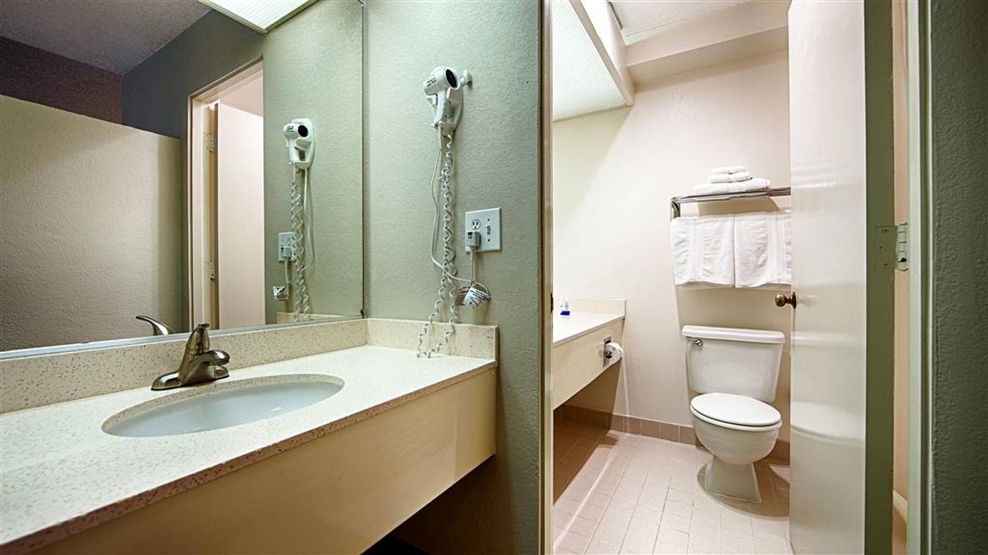 Golden-Sails-Hotel-Long-Beach-Room-11