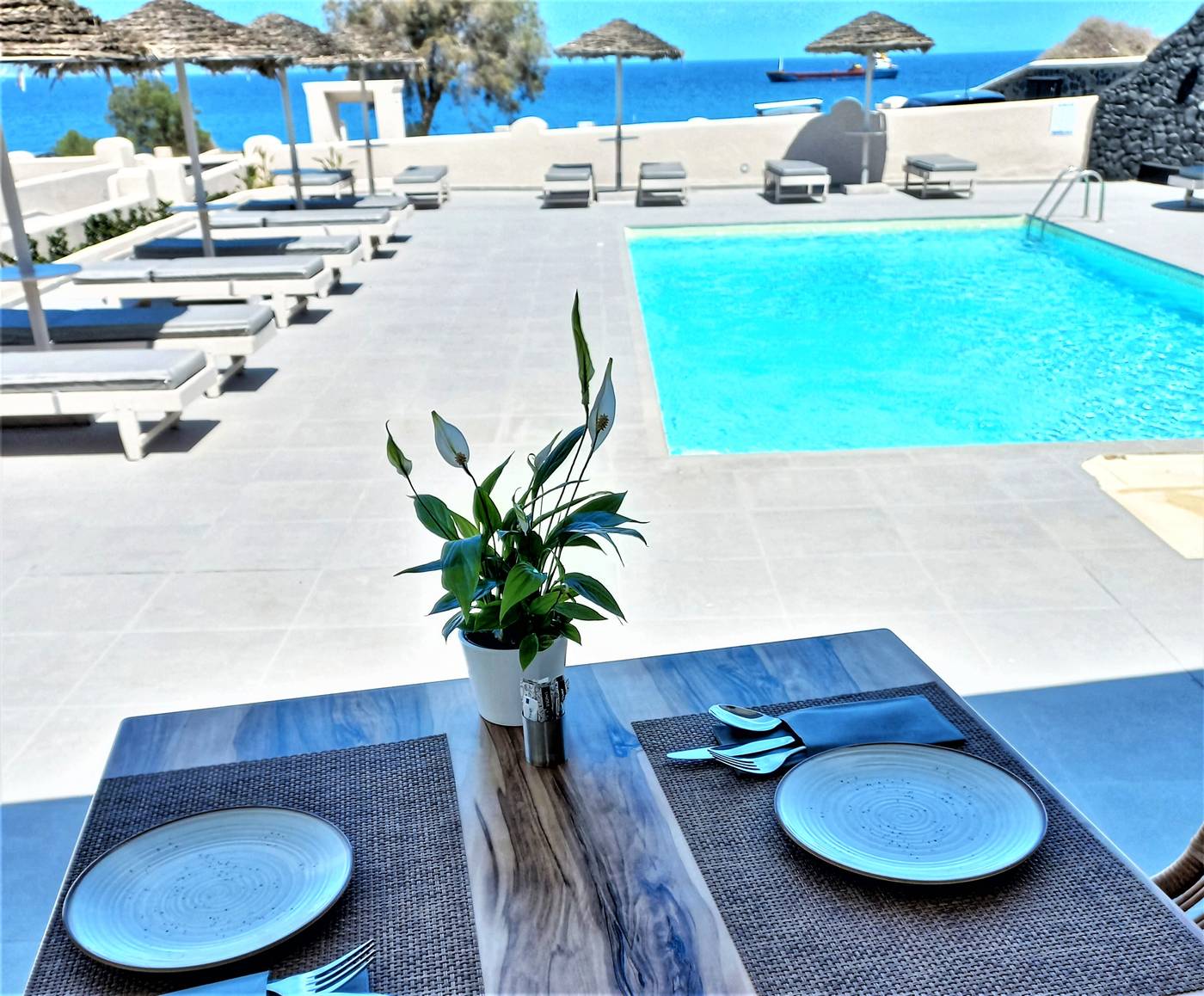 En-Plo-Boutique-Suites---Oia-Santorini-Restaurant-12