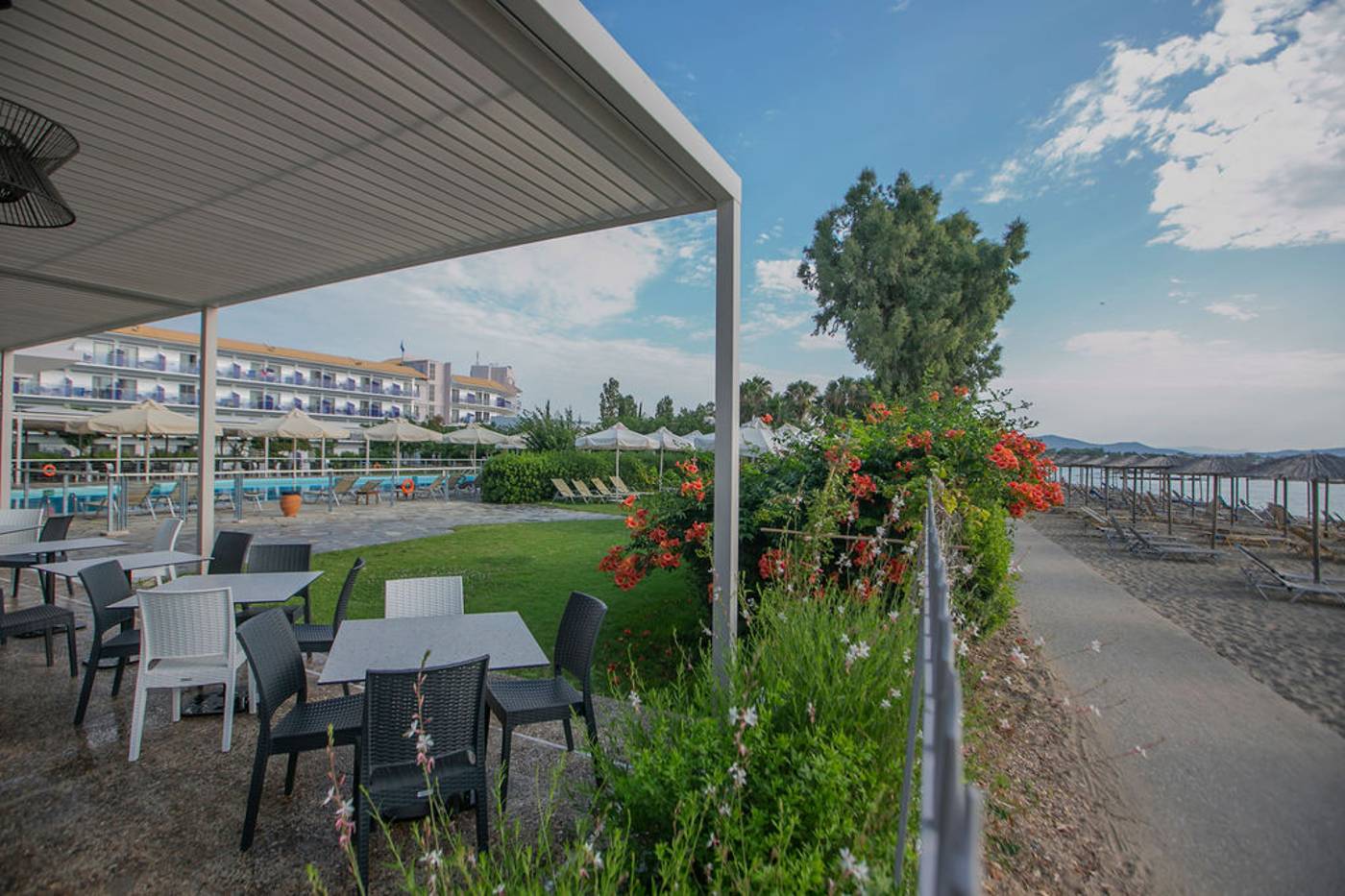 Golden-Coast-Hotel-and-Bungalows-Restaurant-66