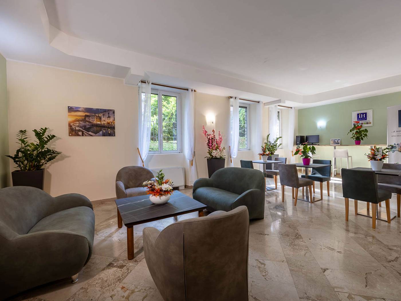 iH-ApartHotel-Milano-Argonne-Park-Lobby-7